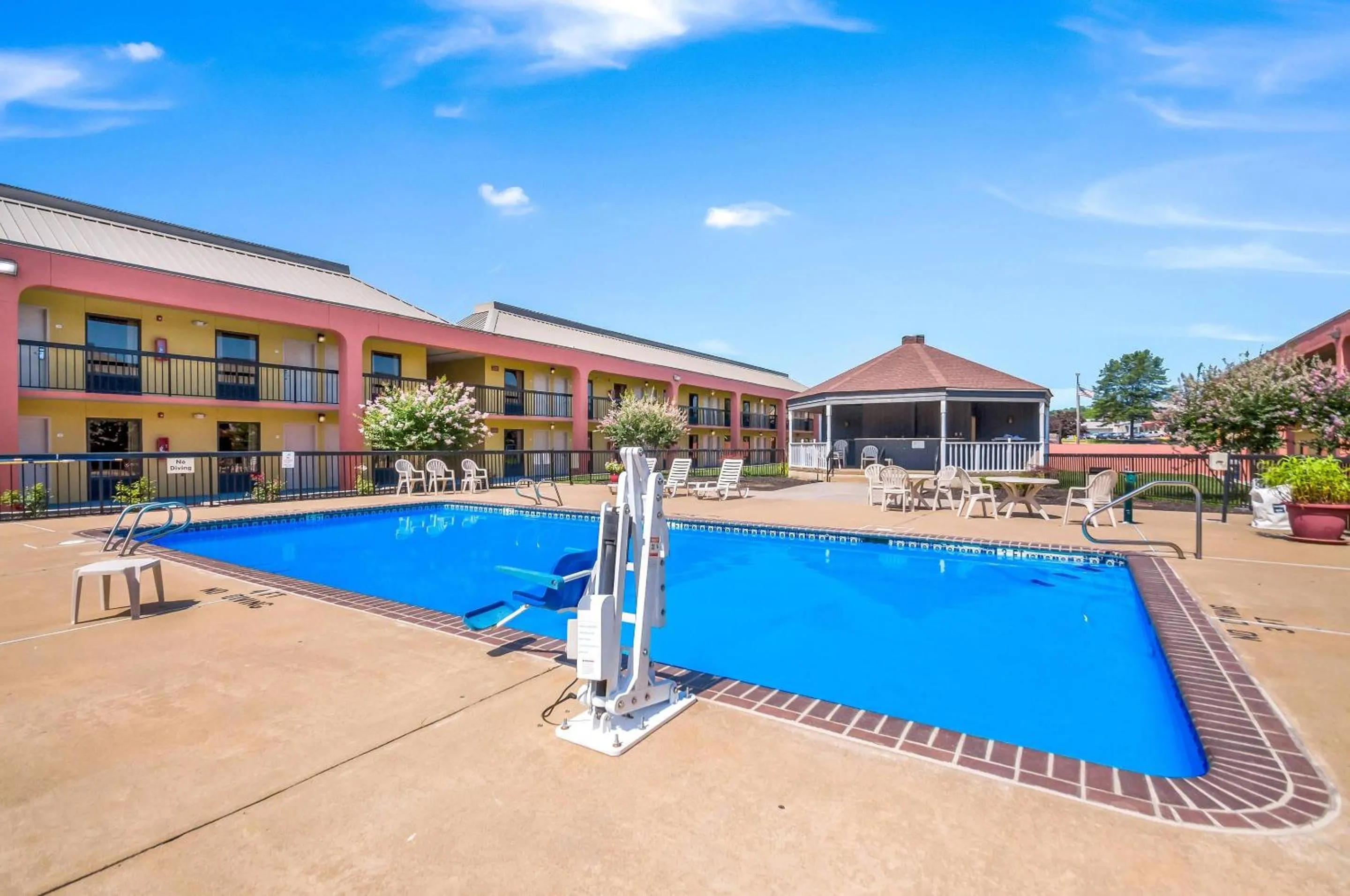 Swimming pool in Quality Inn Fredericksburg-Central Park Area