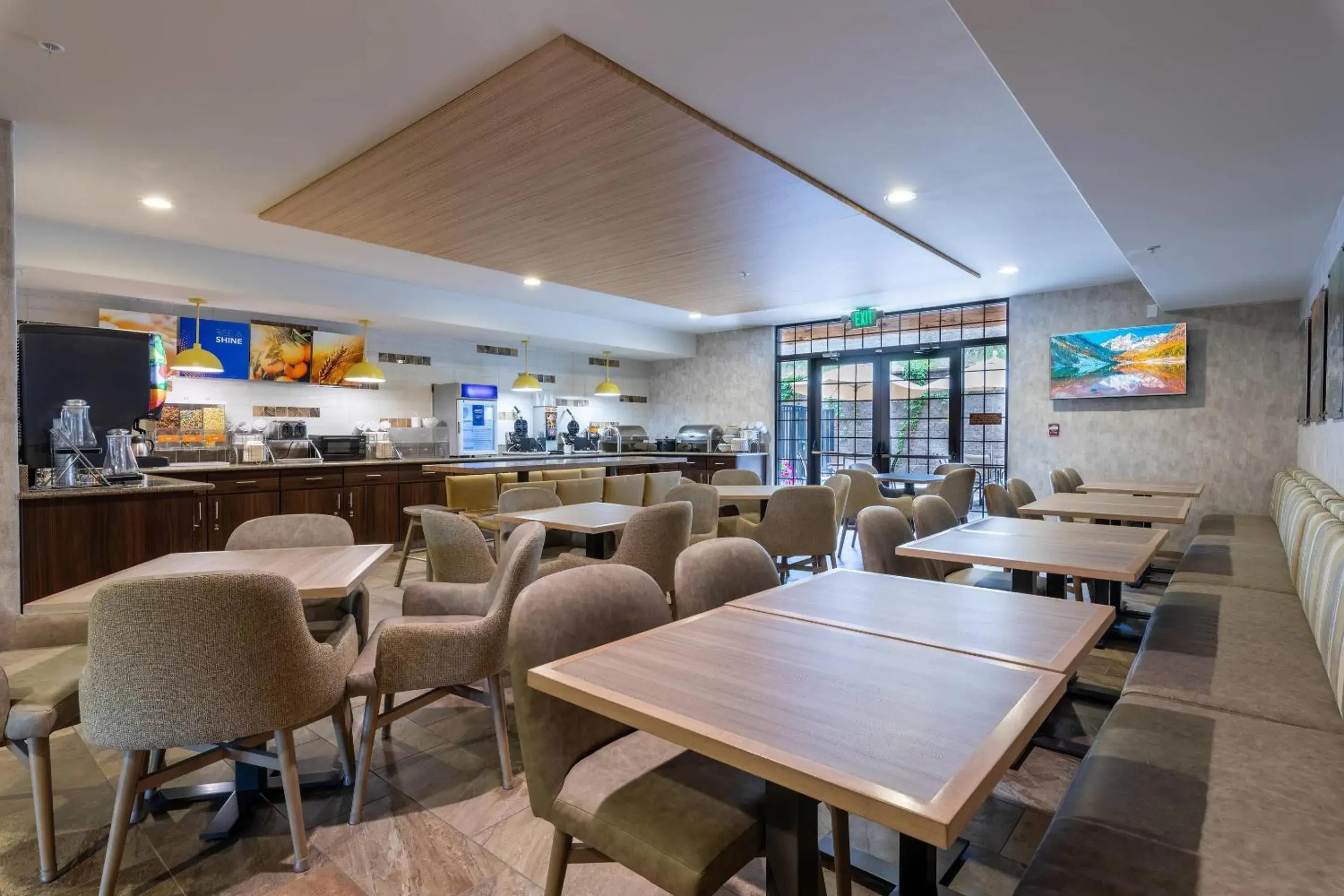 Breakfast in Comfort Suites Golden West on Evergreen Parkway Breakfast in Comfort Suites Golden West on Evergreen Parkway