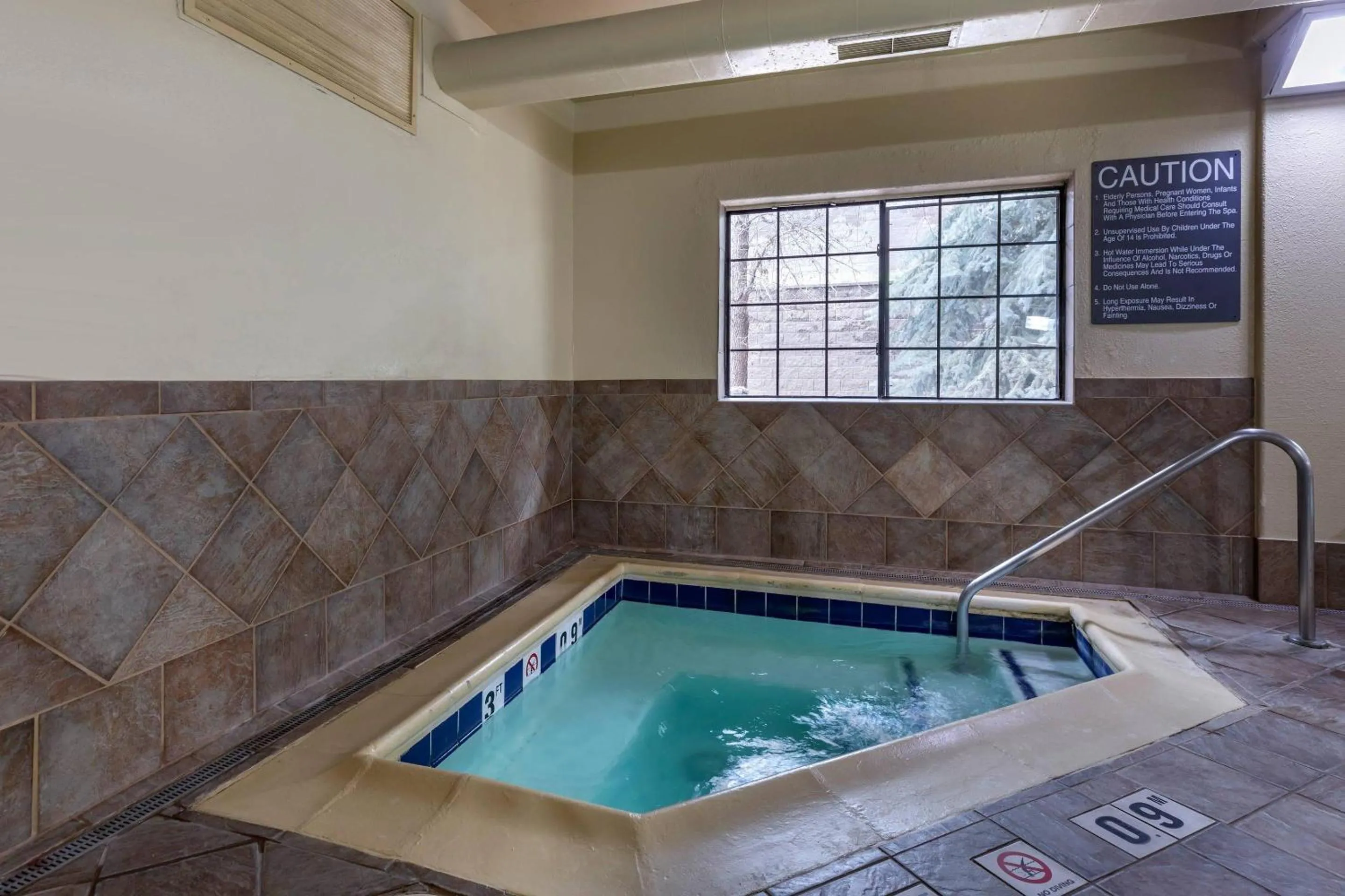 Swimming pool in Comfort Suites Golden West on Evergreen Parkway