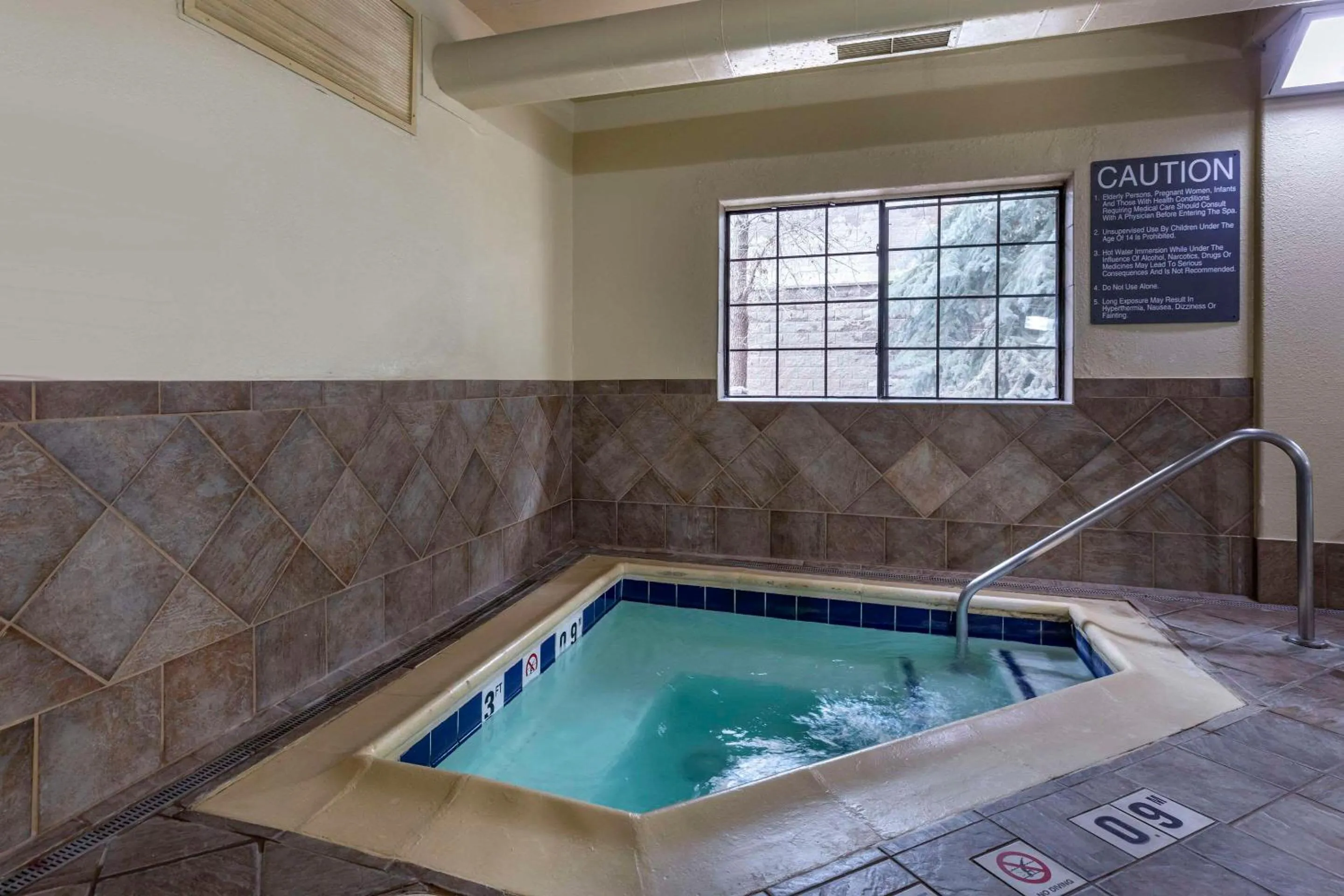 Swimming pool in Comfort Suites Golden West on Evergreen Parkway