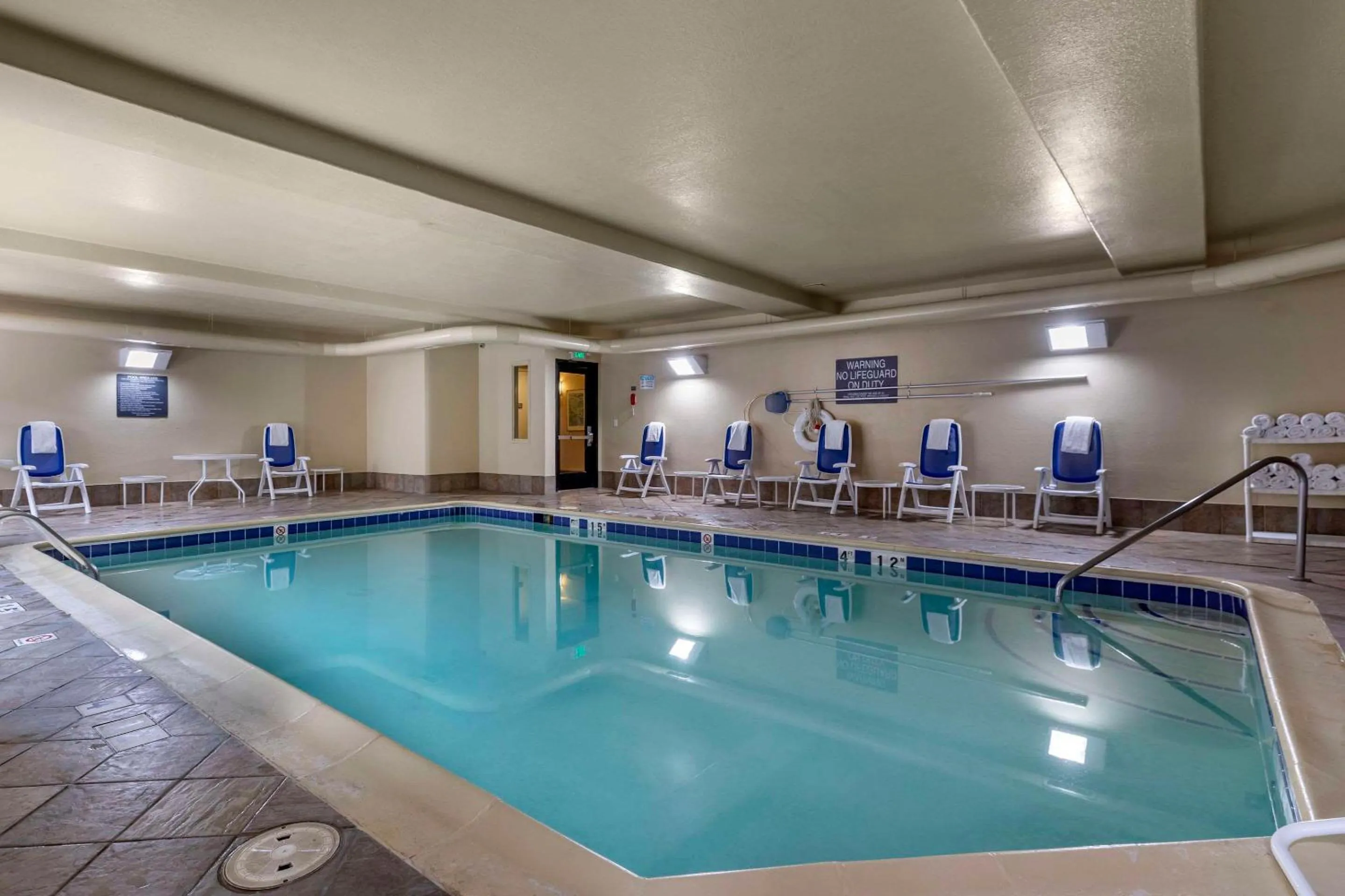 Swimming pool in Comfort Suites Golden West on Evergreen Parkway