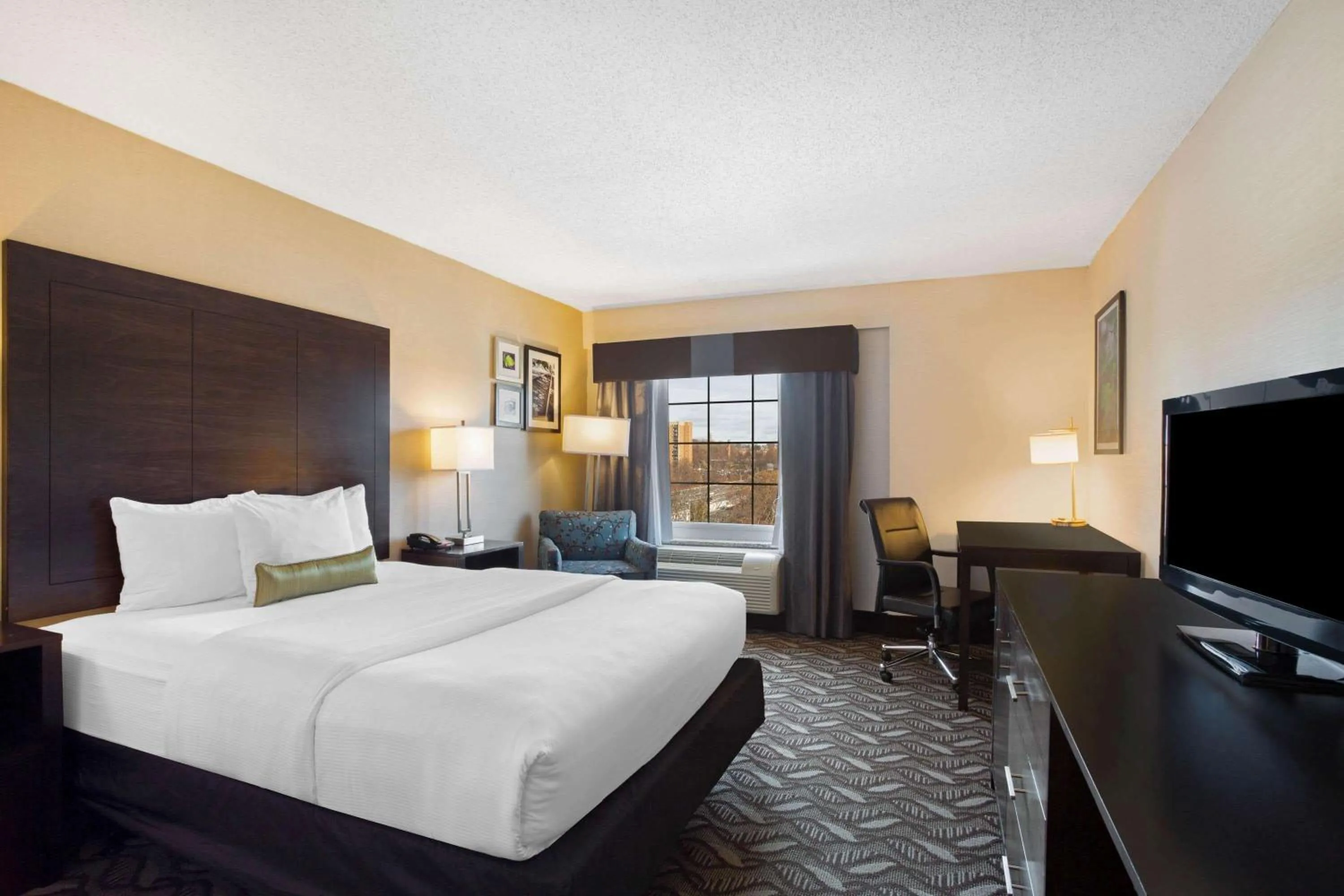 Photo of the whole room, Bed in La Quinta by Wyndham Springfield