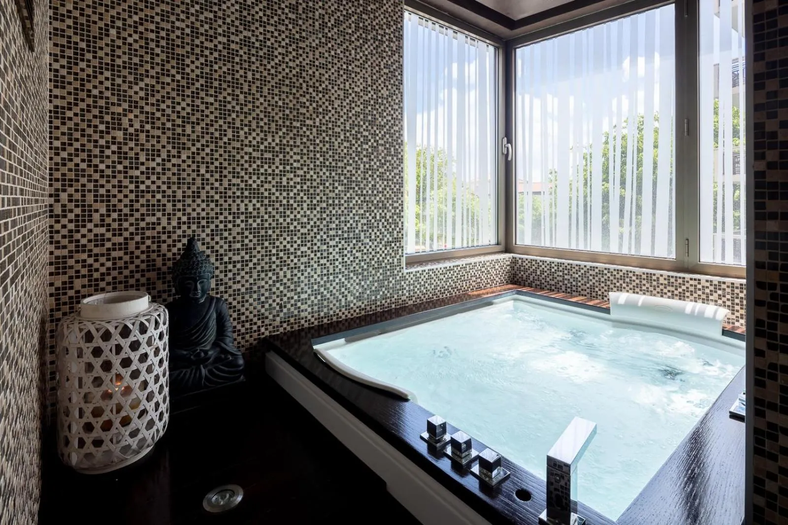 Hot Tub in NEYA Lisboa Hotel