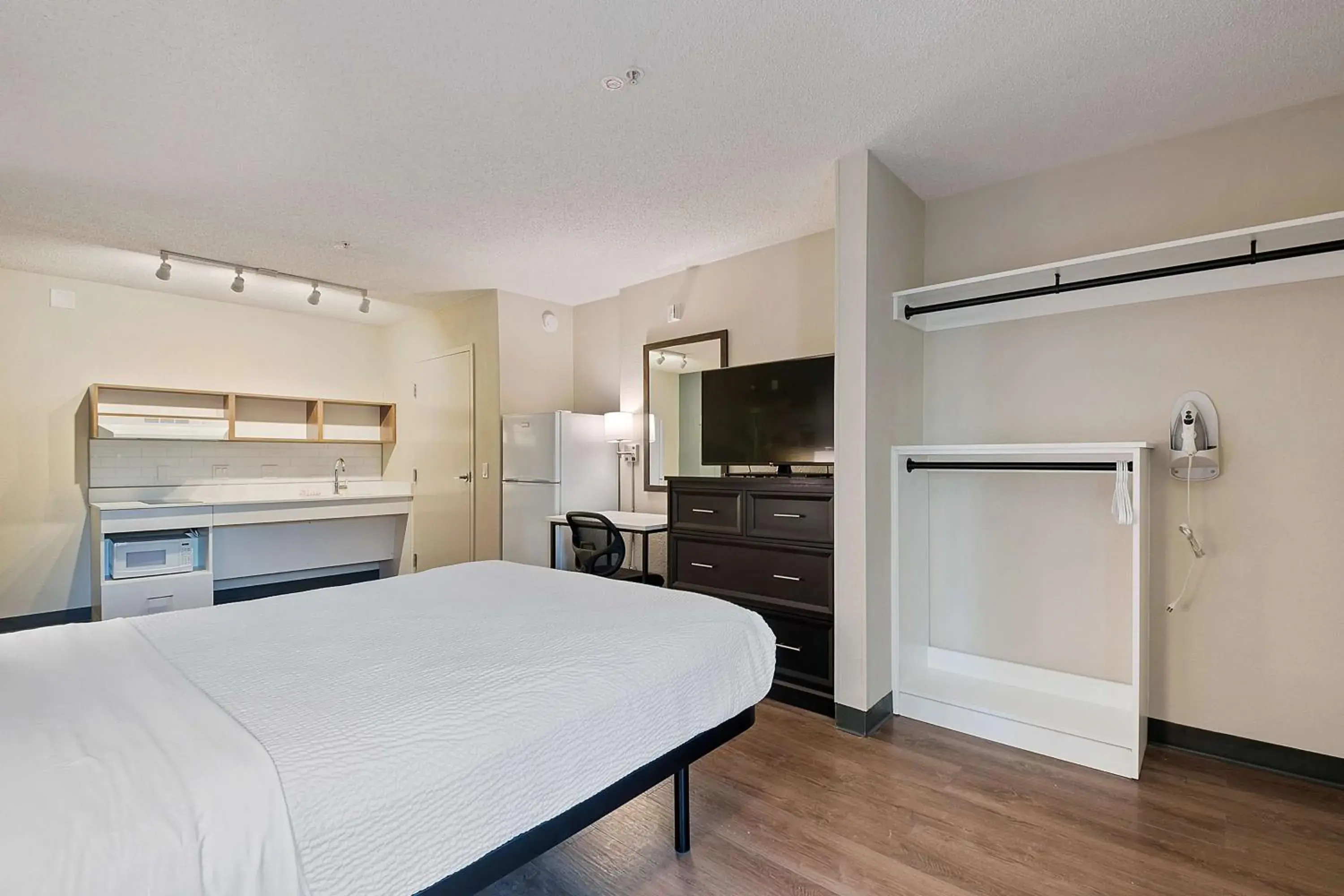 Bedroom, Bed in Extended Stay America Suites - Miami - Airport - Blue Lagoon Bedroom, Bed in Extended Stay America Suites - Miami - Airport - Blue Lagoon