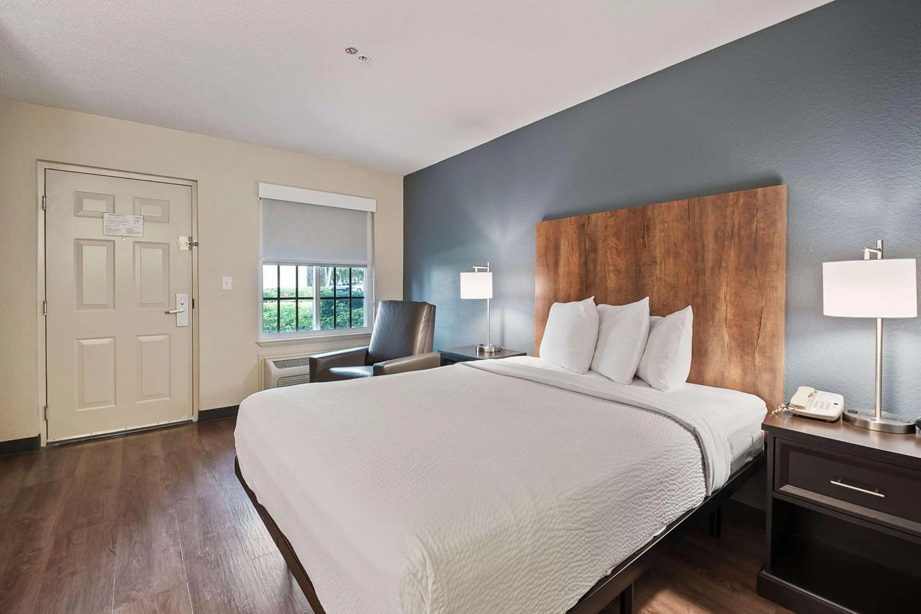 Bedroom, Bed in Extended Stay America Suites - Miami - Airport - Blue Lagoon