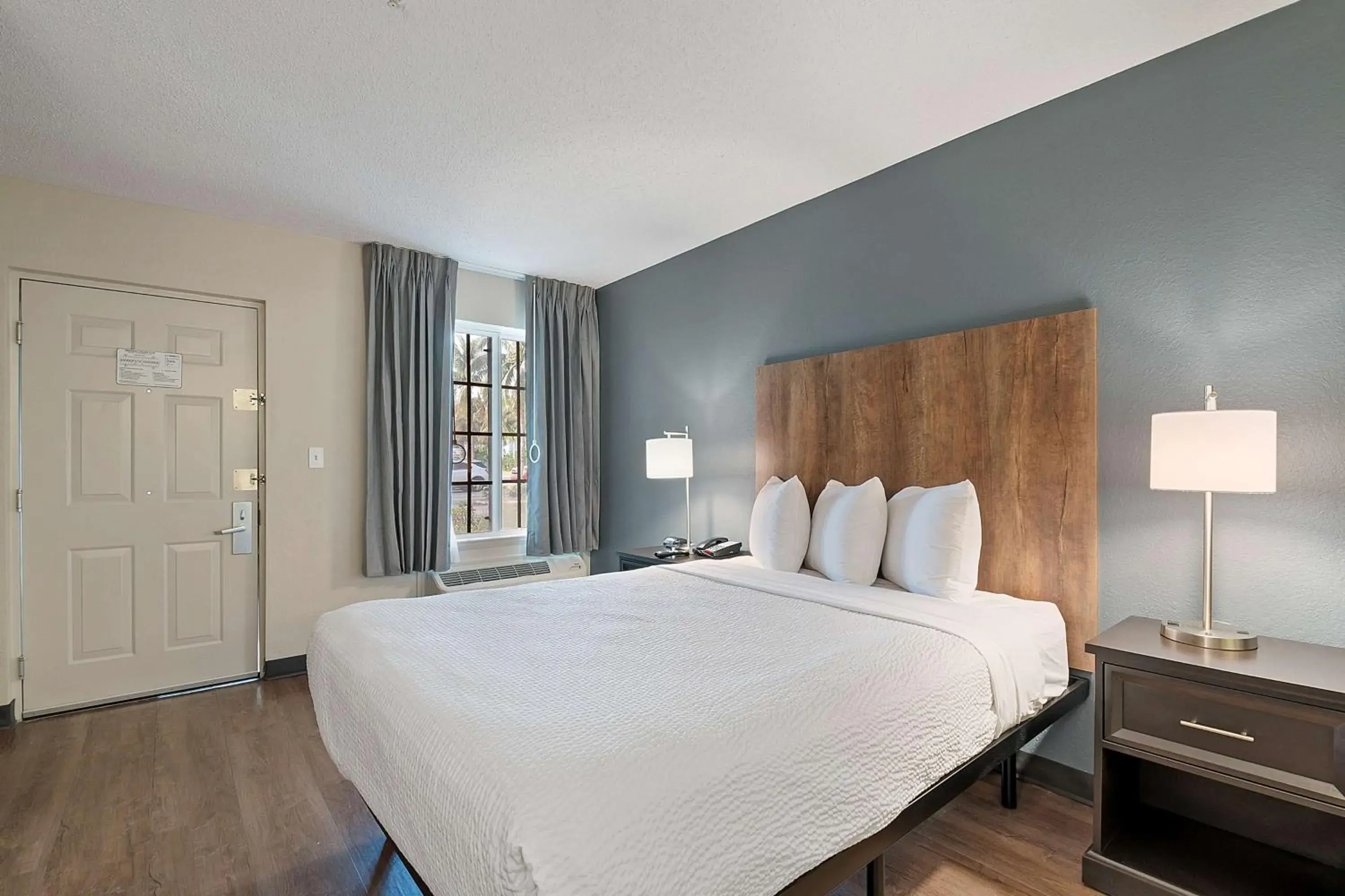 Bedroom, Bed in Extended Stay America Suites - Miami - Airport - Blue Lagoon Bedroom, Bed in Extended Stay America Suites - Miami - Airport - Blue Lagoon