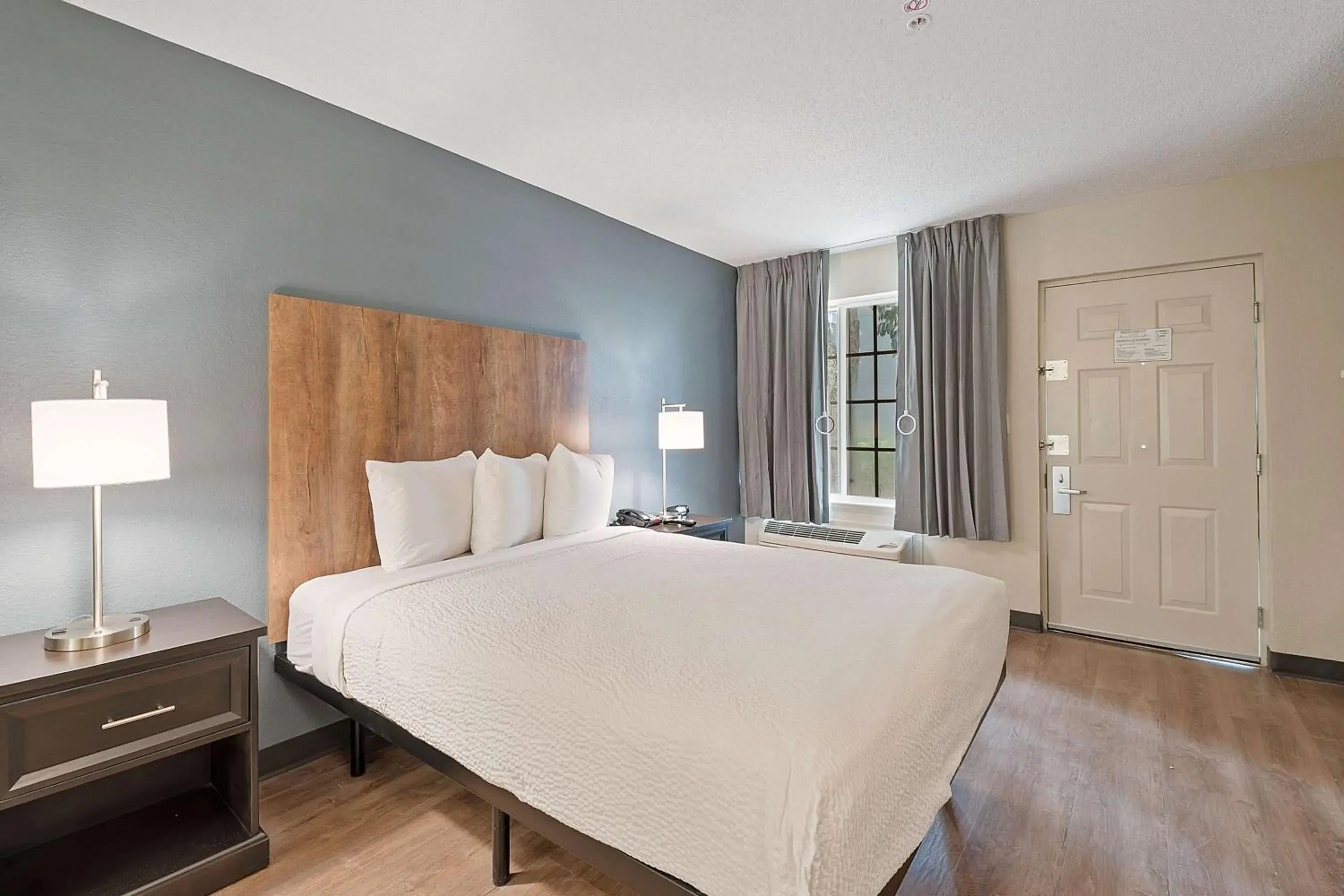 Bedroom, Bed in Extended Stay America Suites - Miami - Airport - Blue Lagoon Bedroom, Bed in Extended Stay America Suites - Miami - Airport - Blue Lagoon