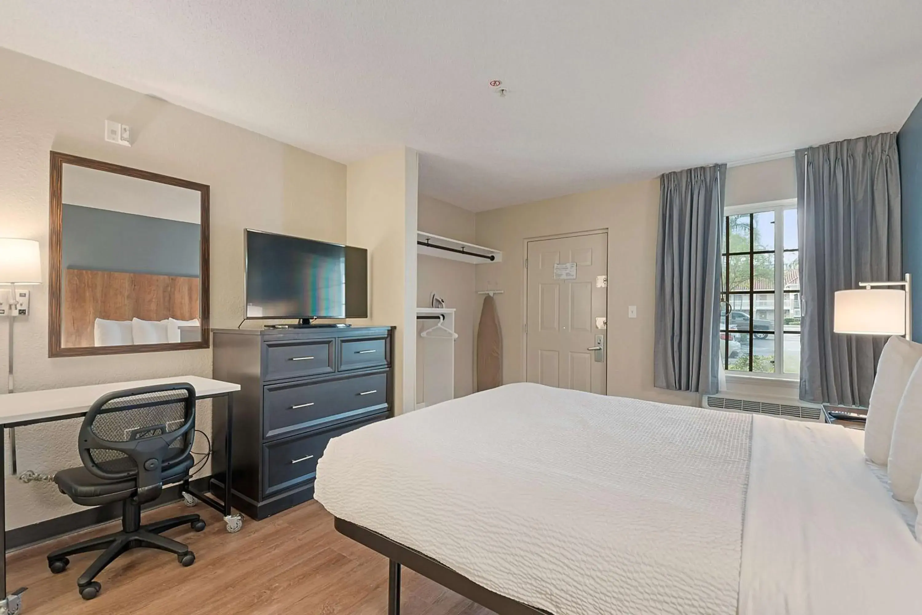 Bedroom, Bed in Extended Stay America Suites - Miami - Airport - Blue Lagoon Bedroom, Bed in Extended Stay America Suites - Miami - Airport - Blue Lagoon