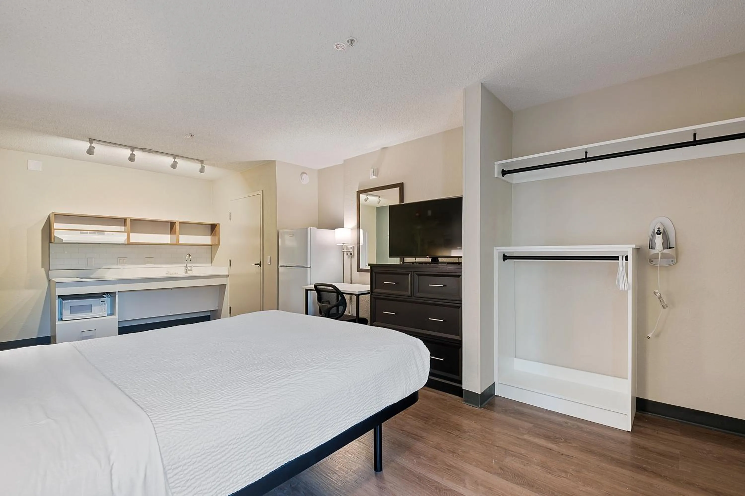 Bed in Extended Stay America Suites - Miami - Airport - Blue Lagoon