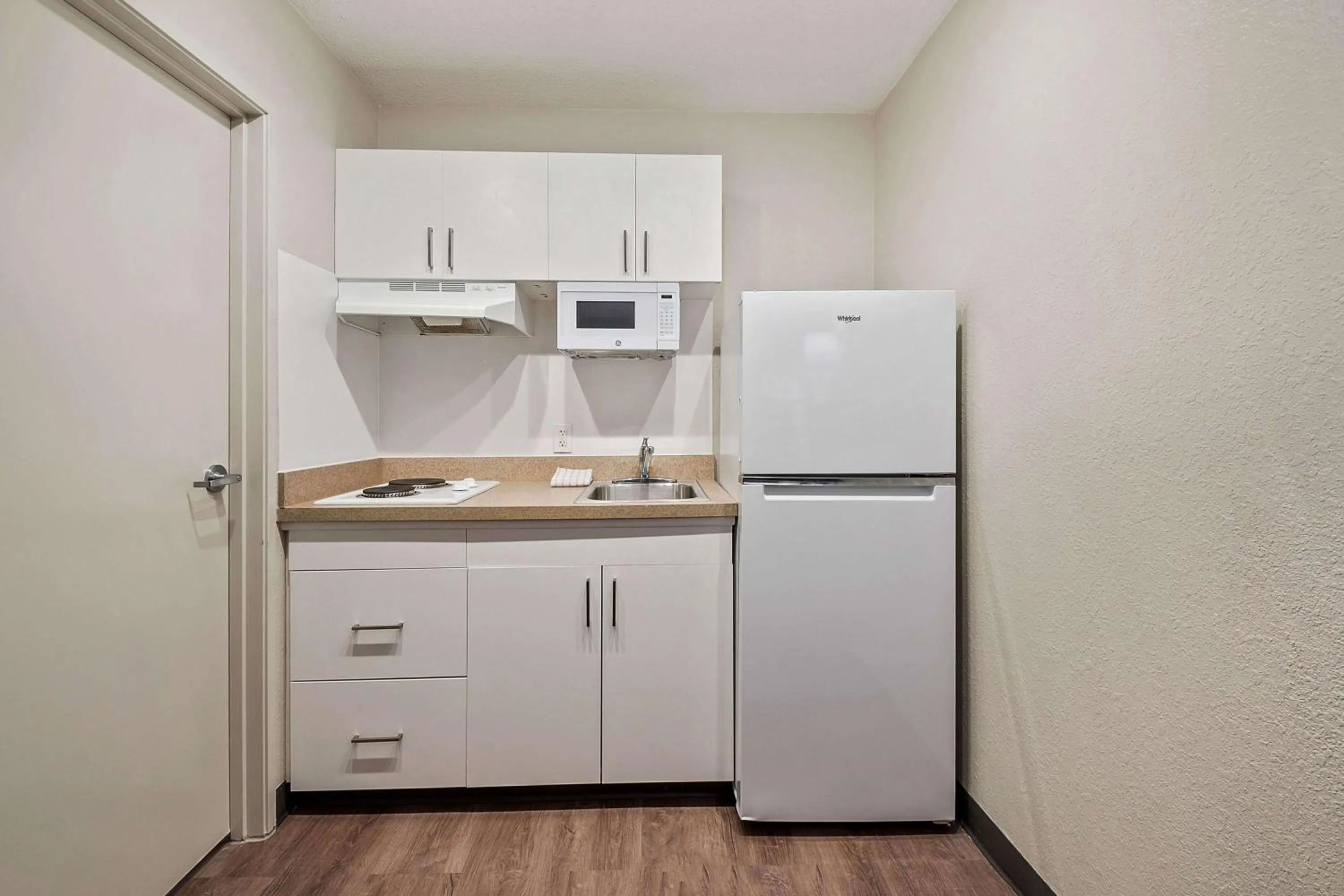 Kitchen or kitchenette in Extended Stay America Suites - Miami - Airport - Blue Lagoon