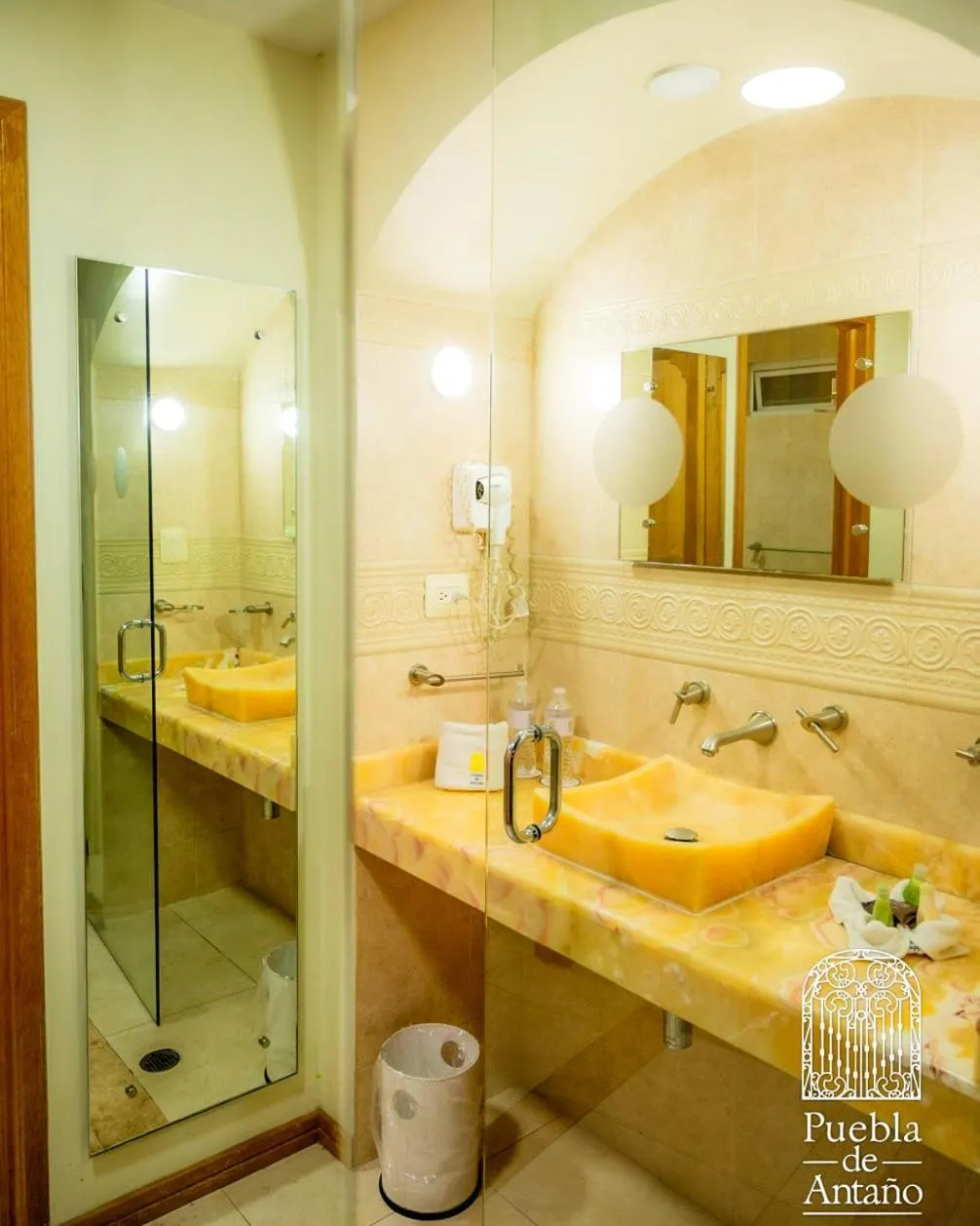 Shower in Hotel Puebla de Antaño