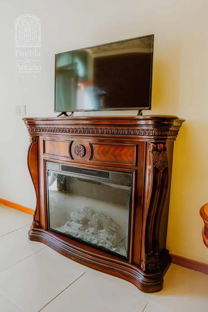 Communal lounge/ TV room in Hotel Puebla de Antaño