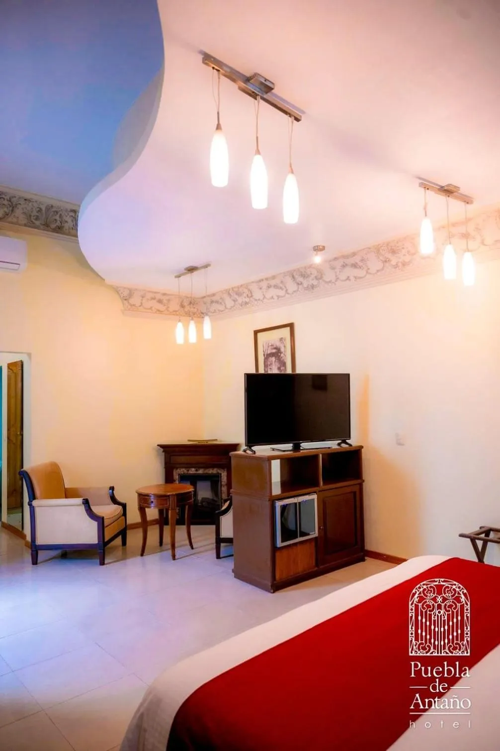 Communal lounge/ TV room in Hotel Puebla de Antaño