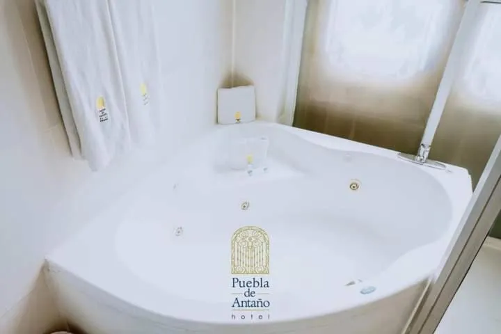 Hot Tub in Hotel Puebla de Antaño