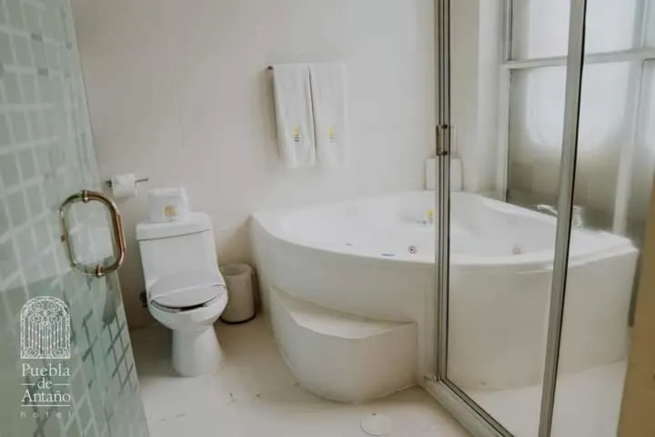 Shower in Hotel Puebla de Antaño