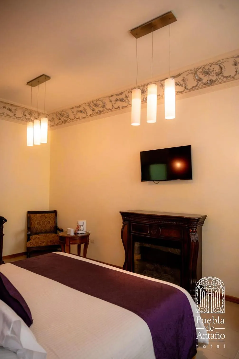 Communal lounge/ TV room, Bed in Hotel Puebla de Antaño