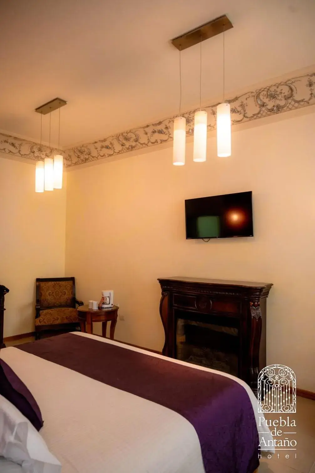 Communal lounge/ TV room, Bed in Hotel Puebla de Antaño Communal lounge/ TV room, Bed in Hotel Puebla de Antaño