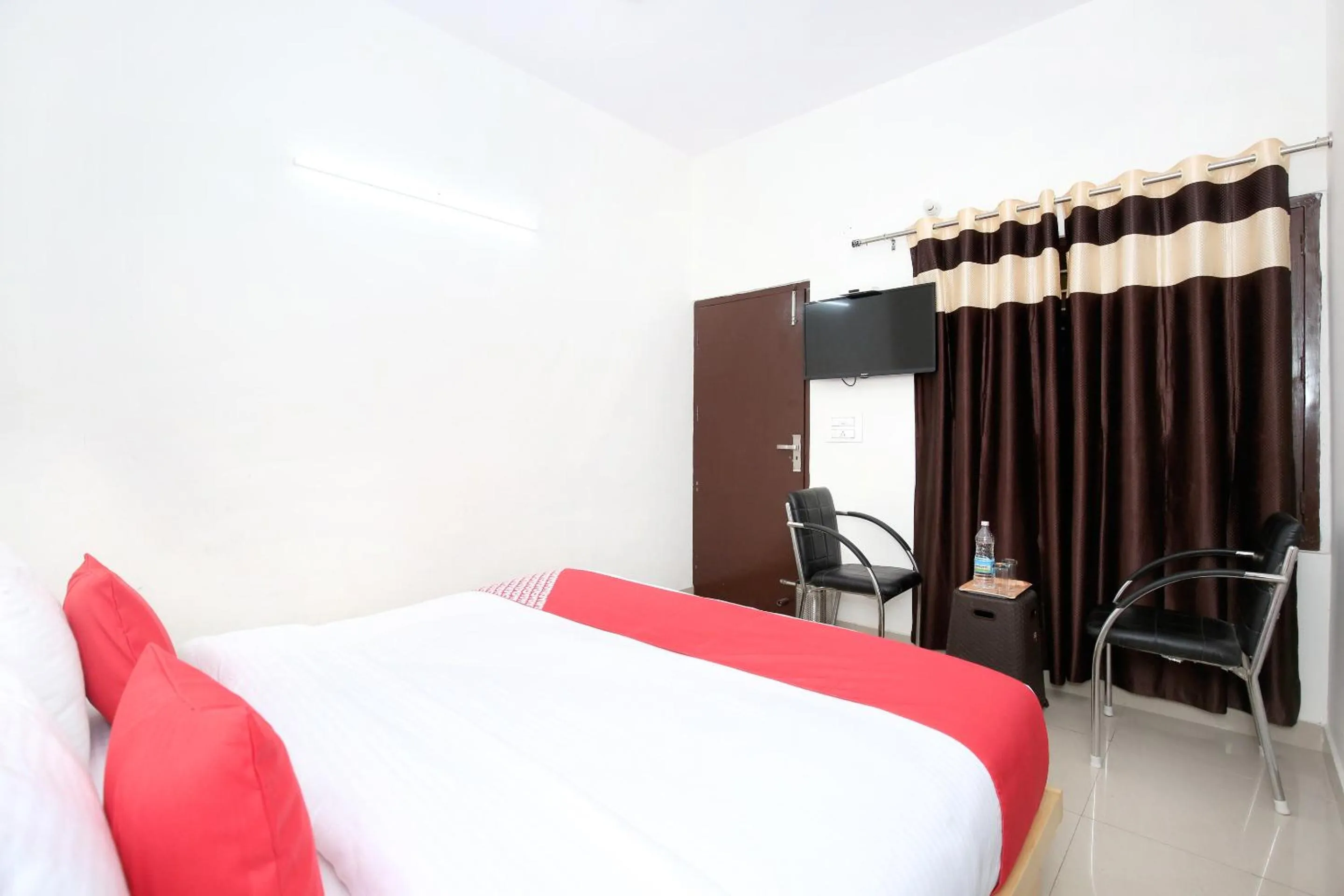 Bedroom, Bed in Hotel O Chandigarh