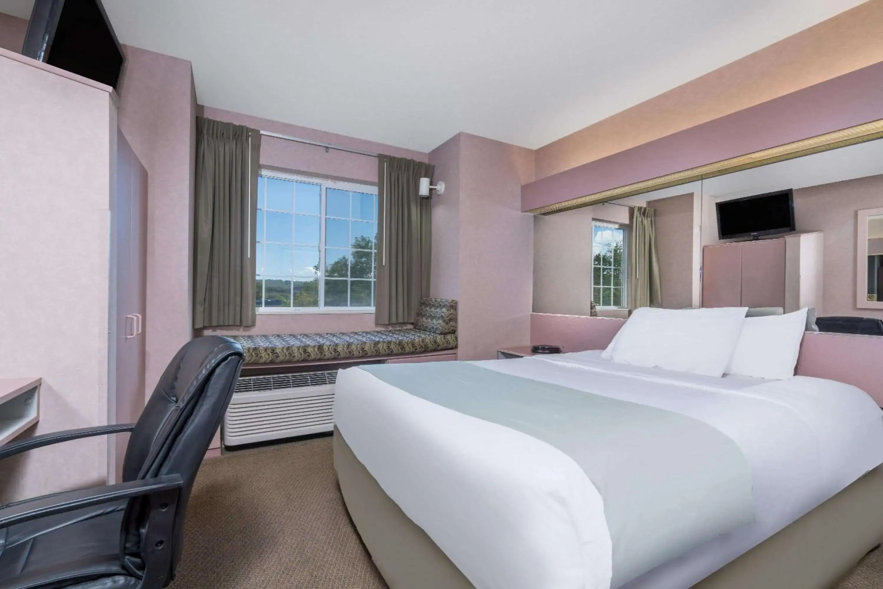 Photo of the whole room, Bed in Microtel Inn La Crosse Onalaska Area Photo of the whole room, Bed in Microtel Inn La Crosse Onalaska Area