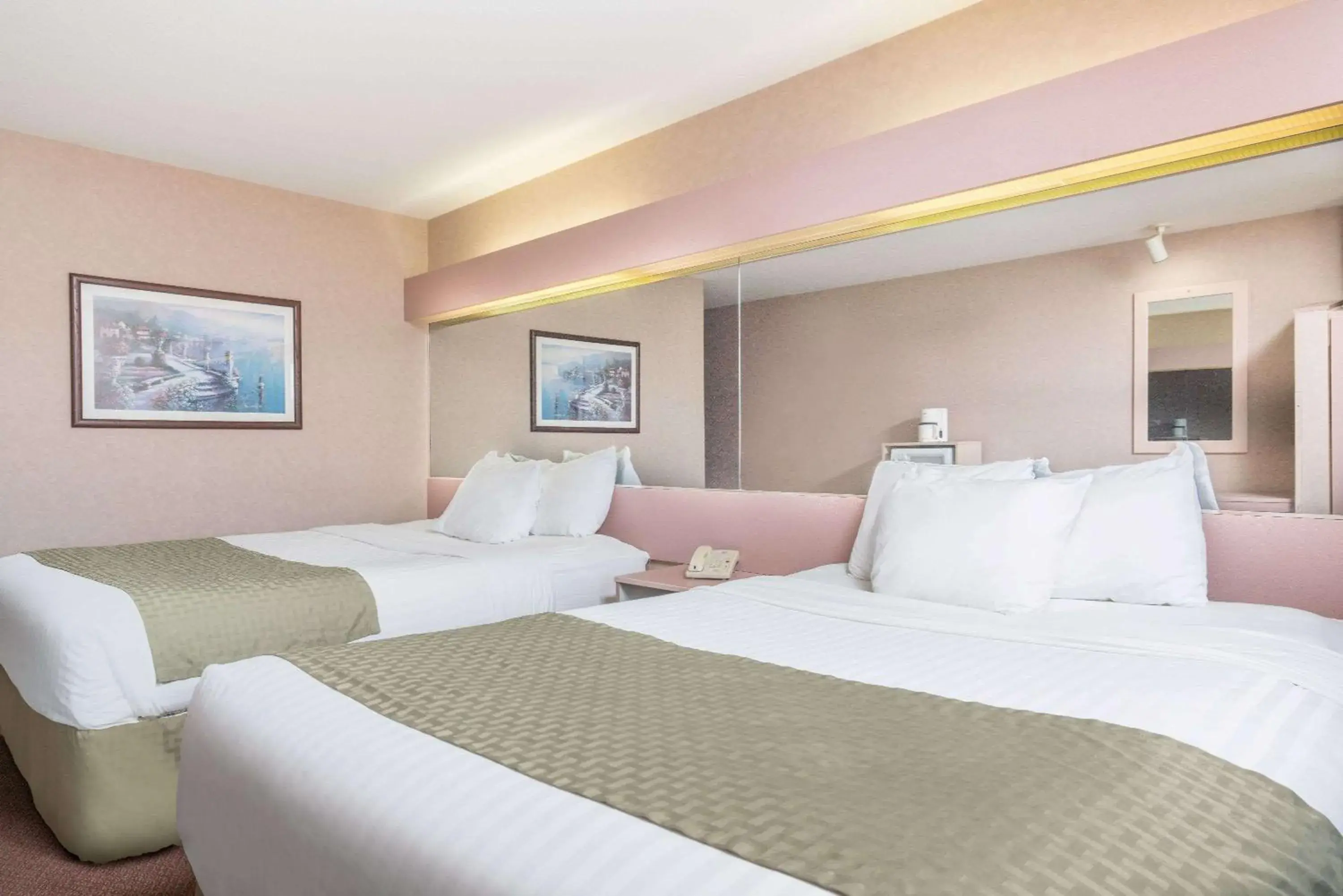 Photo of the whole room, Bed in Microtel Inn La Crosse Onalaska Area Photo of the whole room, Bed in Microtel Inn La Crosse Onalaska Area