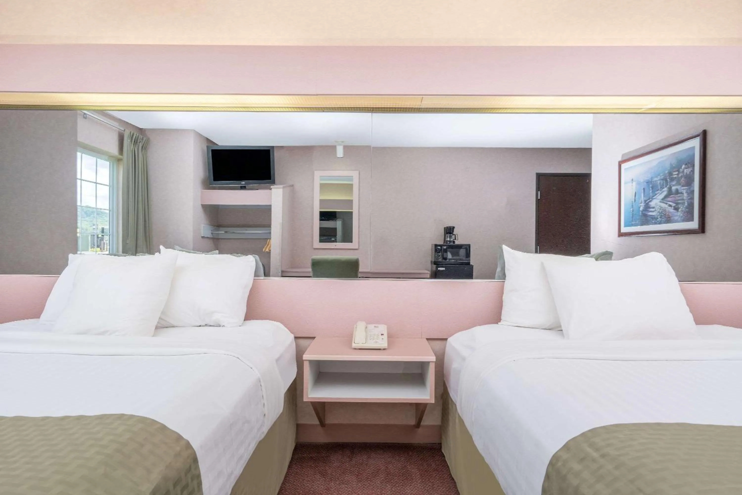 Photo of the whole room, Bed in Microtel Inn La Crosse Onalaska Area