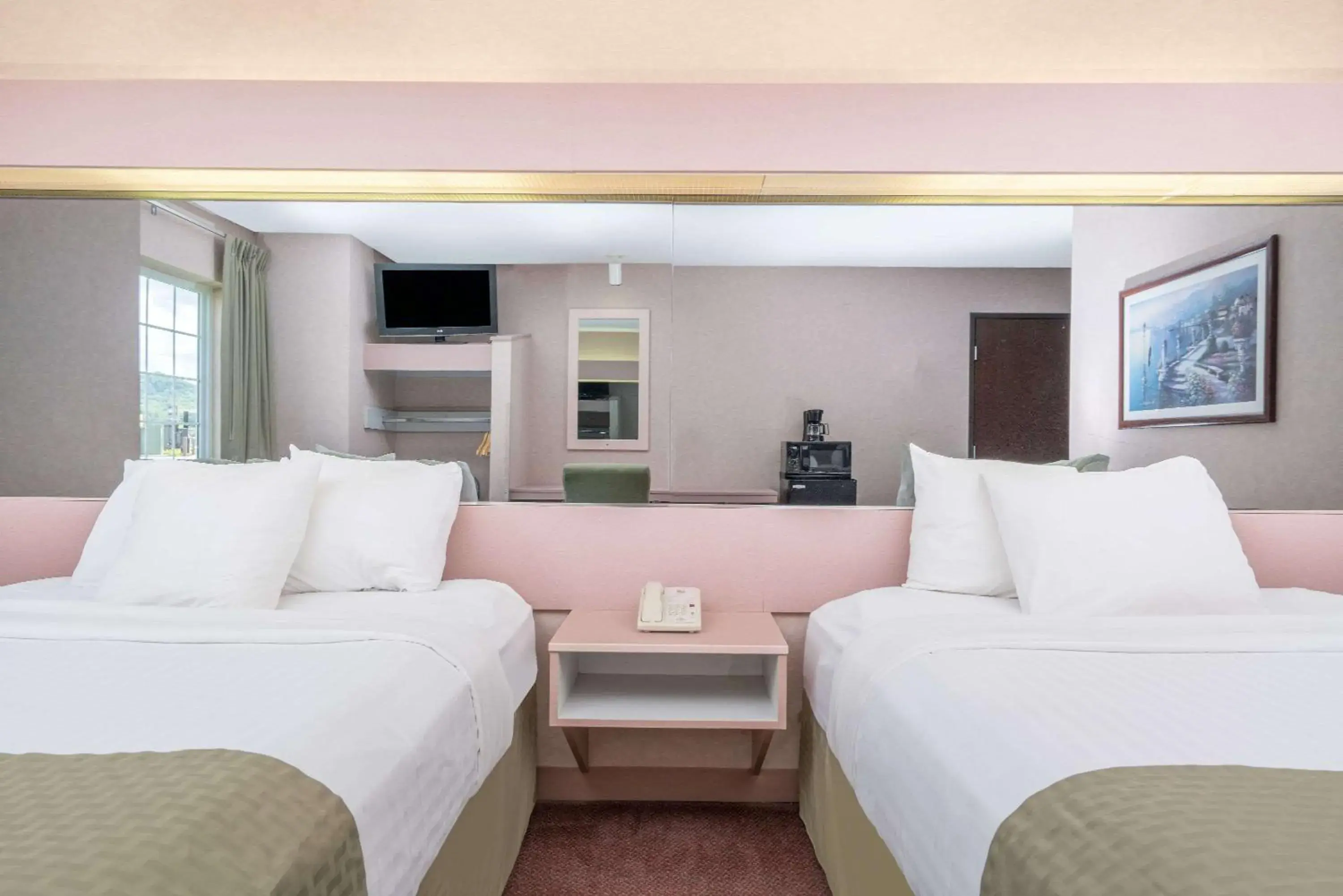 Photo of the whole room, Bed in Microtel Inn La Crosse Onalaska Area Photo of the whole room, Bed in Microtel Inn La Crosse Onalaska Area