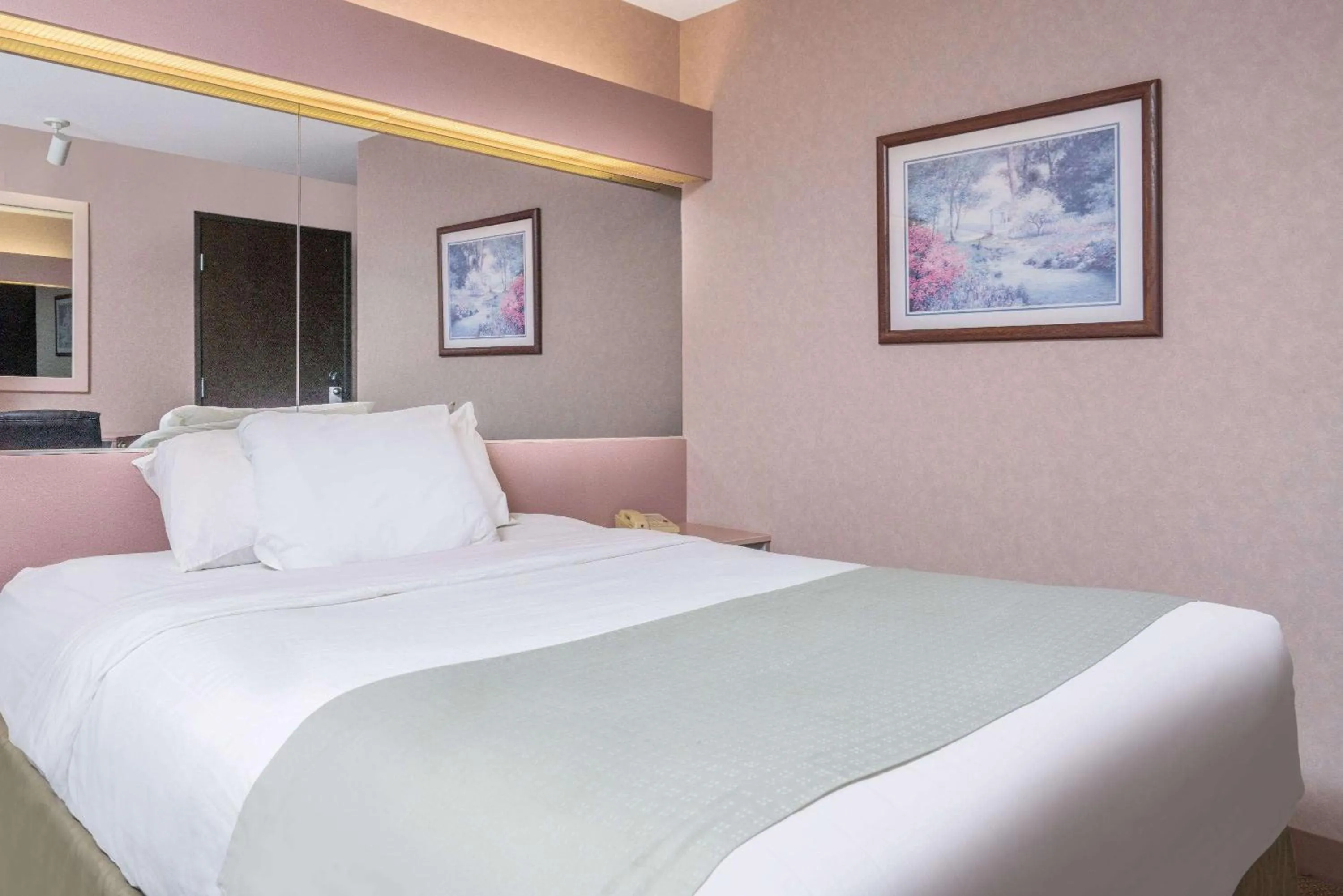 Photo of the whole room, Bed in Microtel Inn La Crosse Onalaska Area