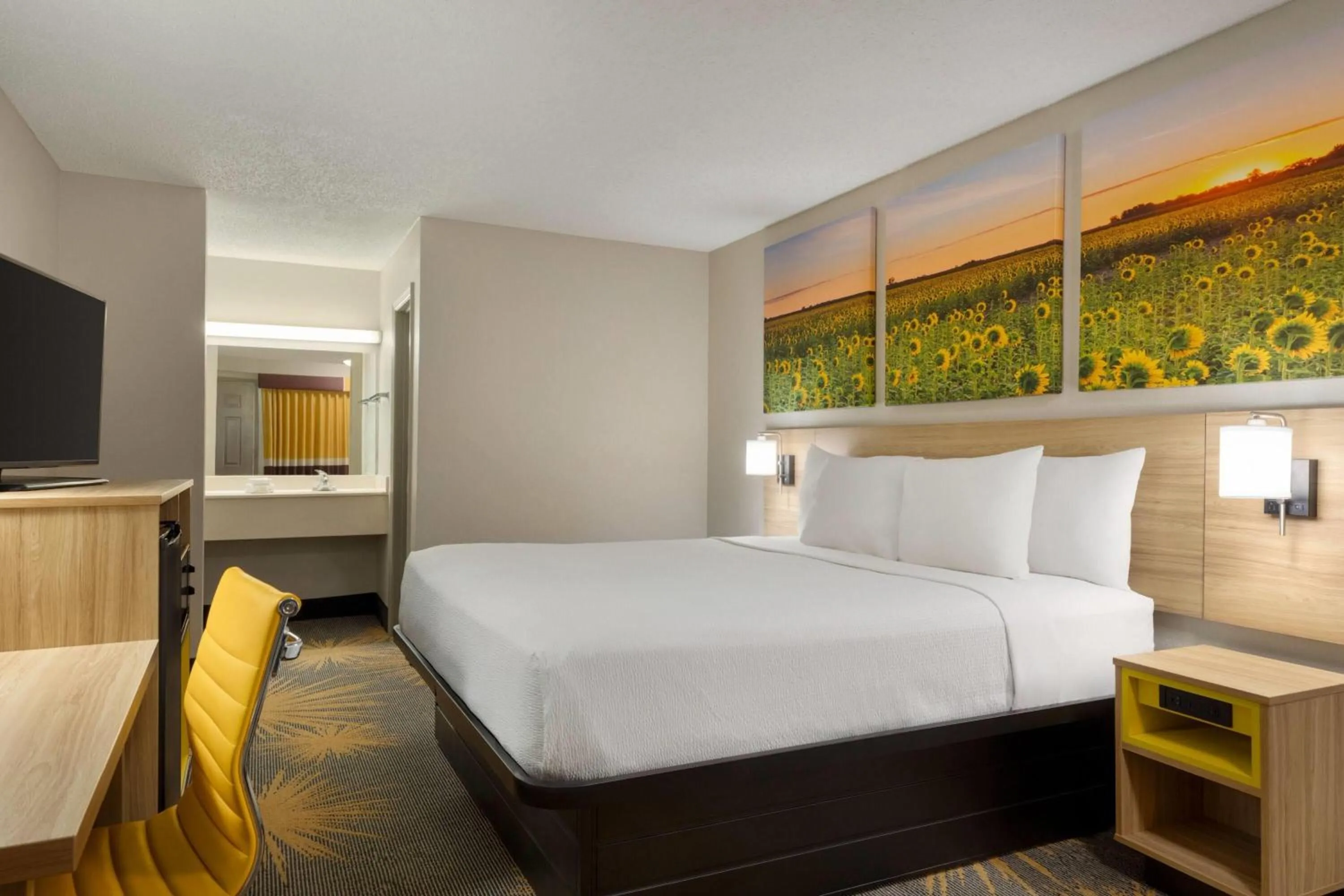 Photo of the whole room, Bed in Days Inn by Wyndham Cartersville