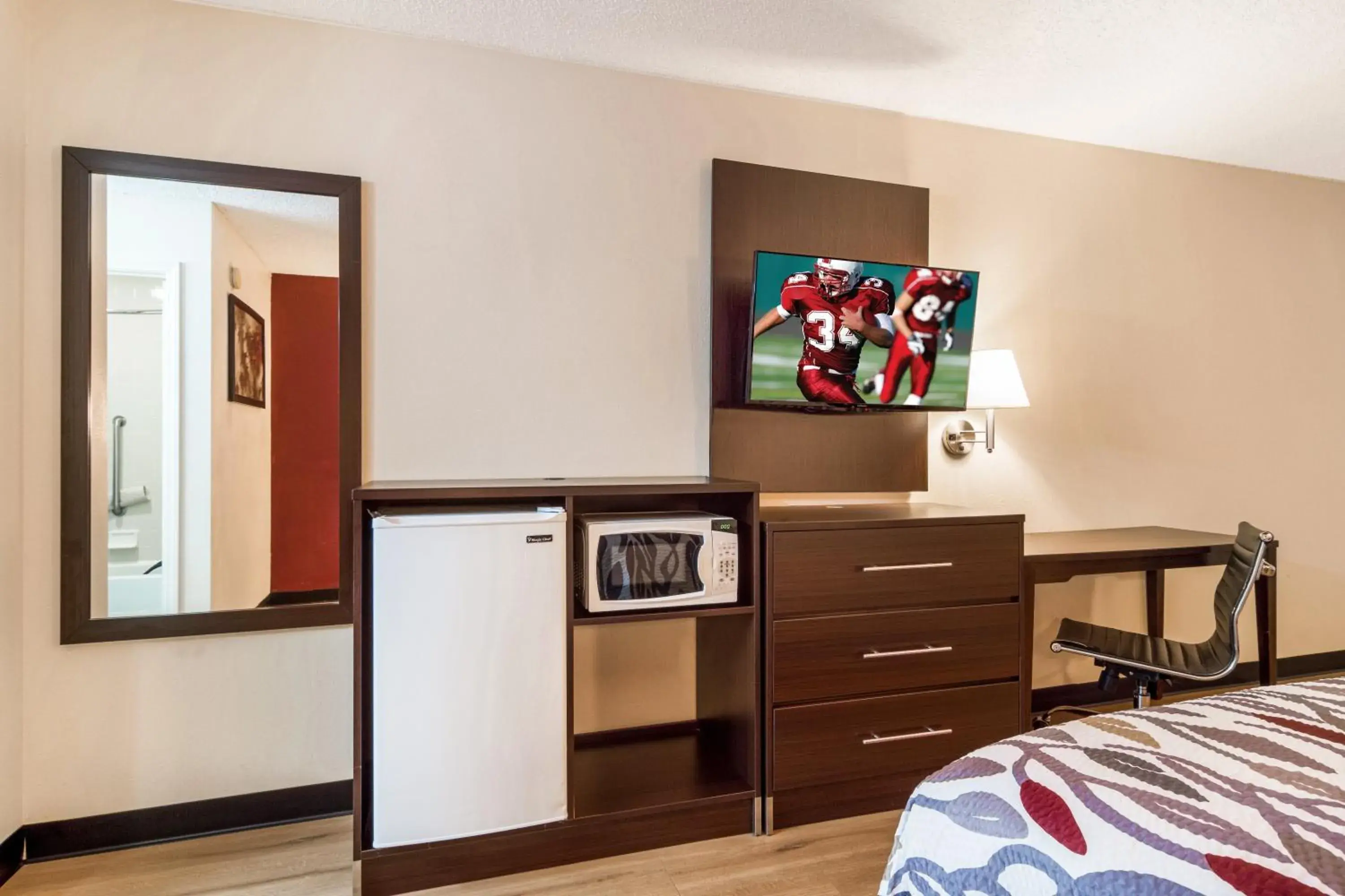 Deluxe King Room Disability Access Non-Smoking in Red Roof Inn Acworth - Emerson - LakePoint South Deluxe King Room Disability Access Non-Smoking in Red Roof Inn Acworth - Emerson - LakePoint South