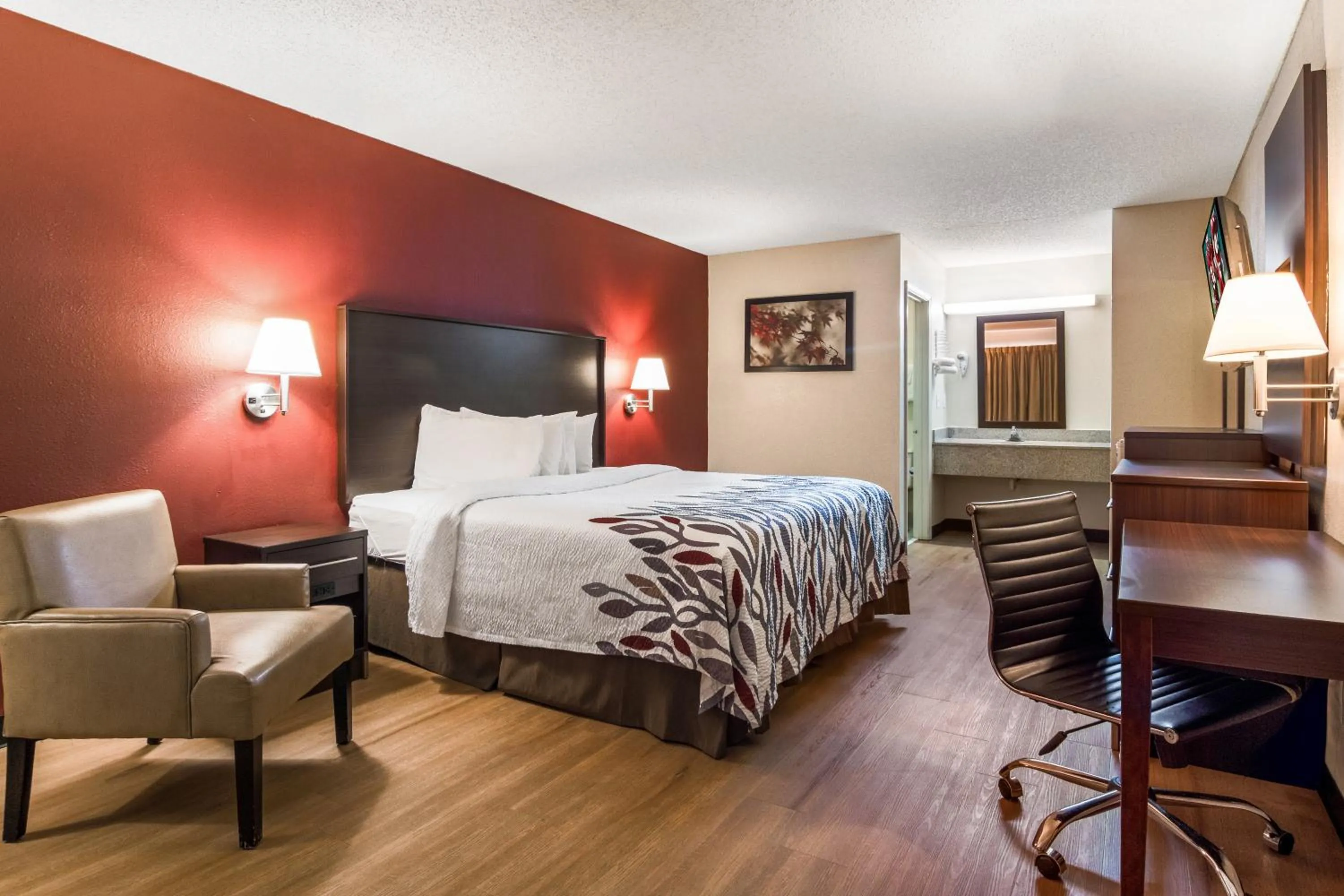 Photo of the whole room, Bed in Red Roof Inn Acworth - Emerson - LakePoint South