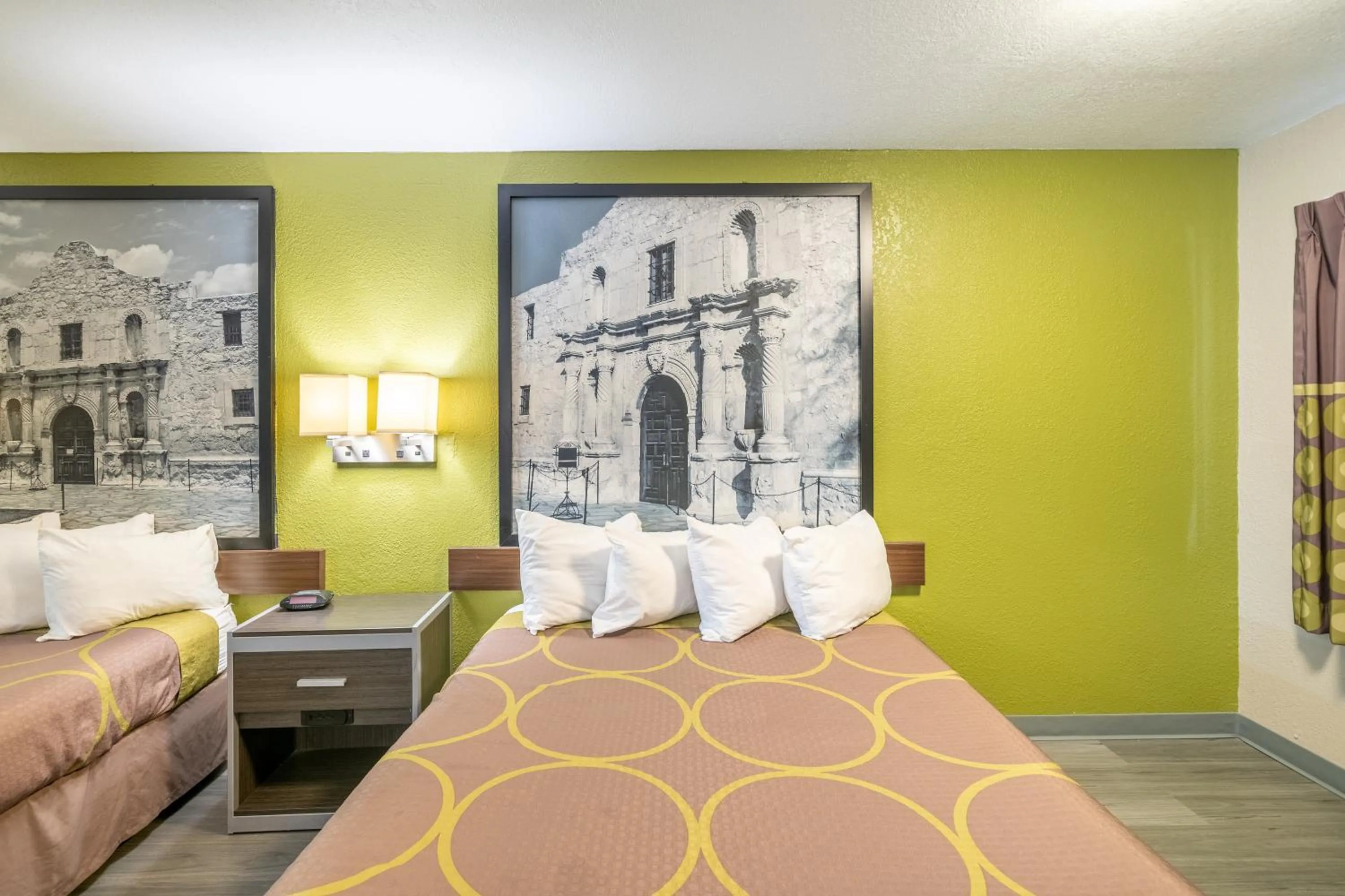 Bed in Super 8 by Wyndham San Antonio/Riverwalk Area