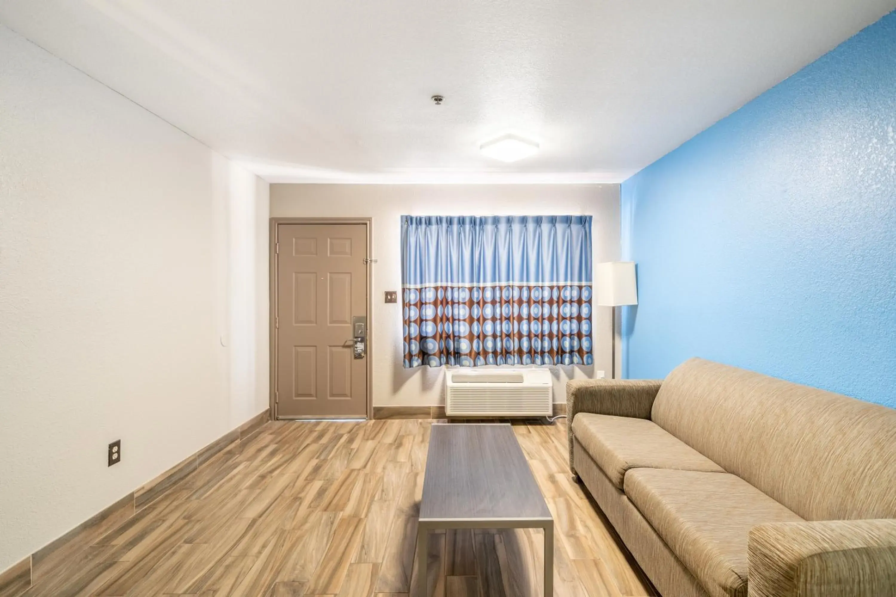 Photo of the whole room in Super 8 by Wyndham San Antonio/Riverwalk Area Photo of the whole room in Super 8 by Wyndham San Antonio/Riverwalk Area