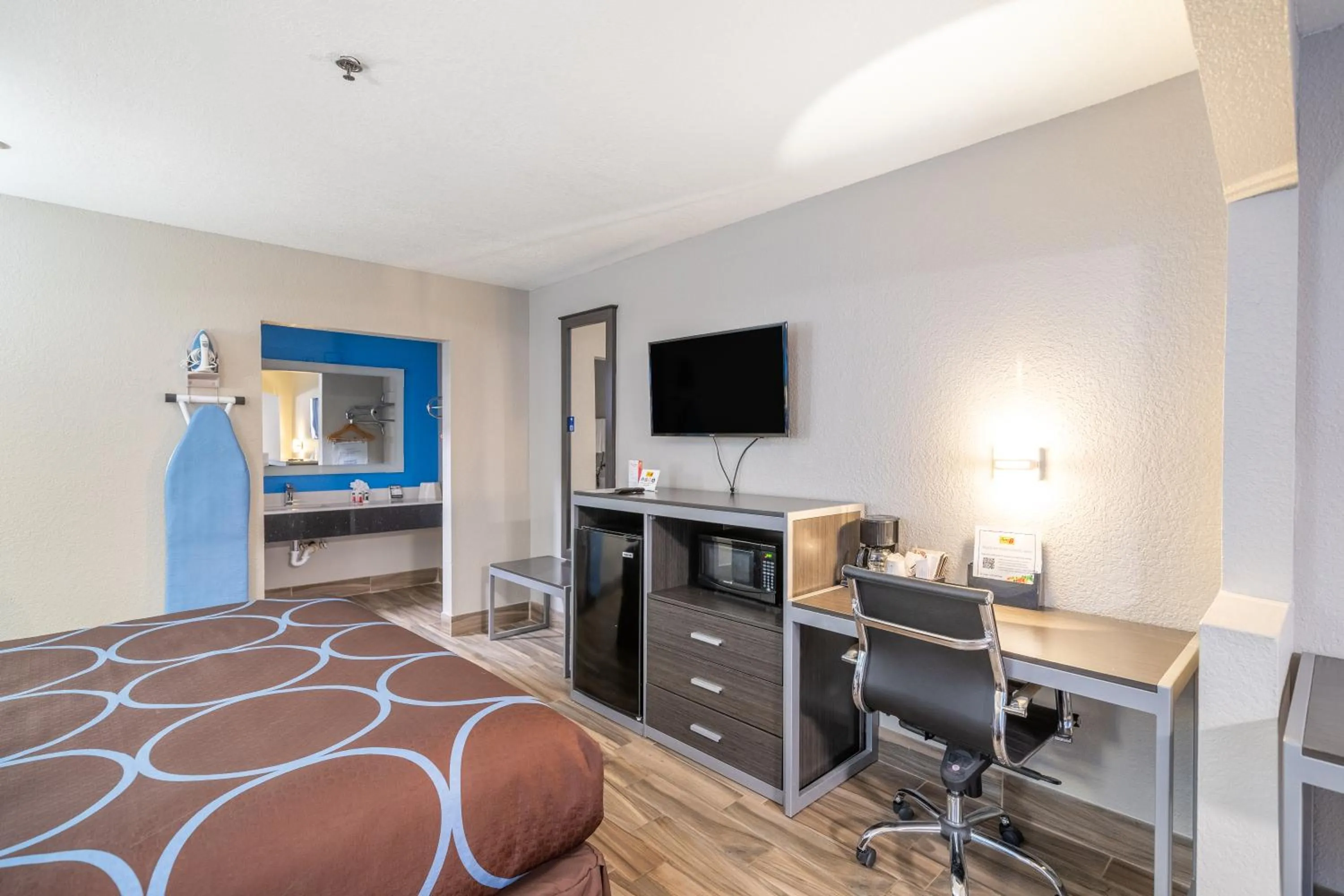 TV and multimedia, Bed in Super 8 by Wyndham San Antonio/Riverwalk Area