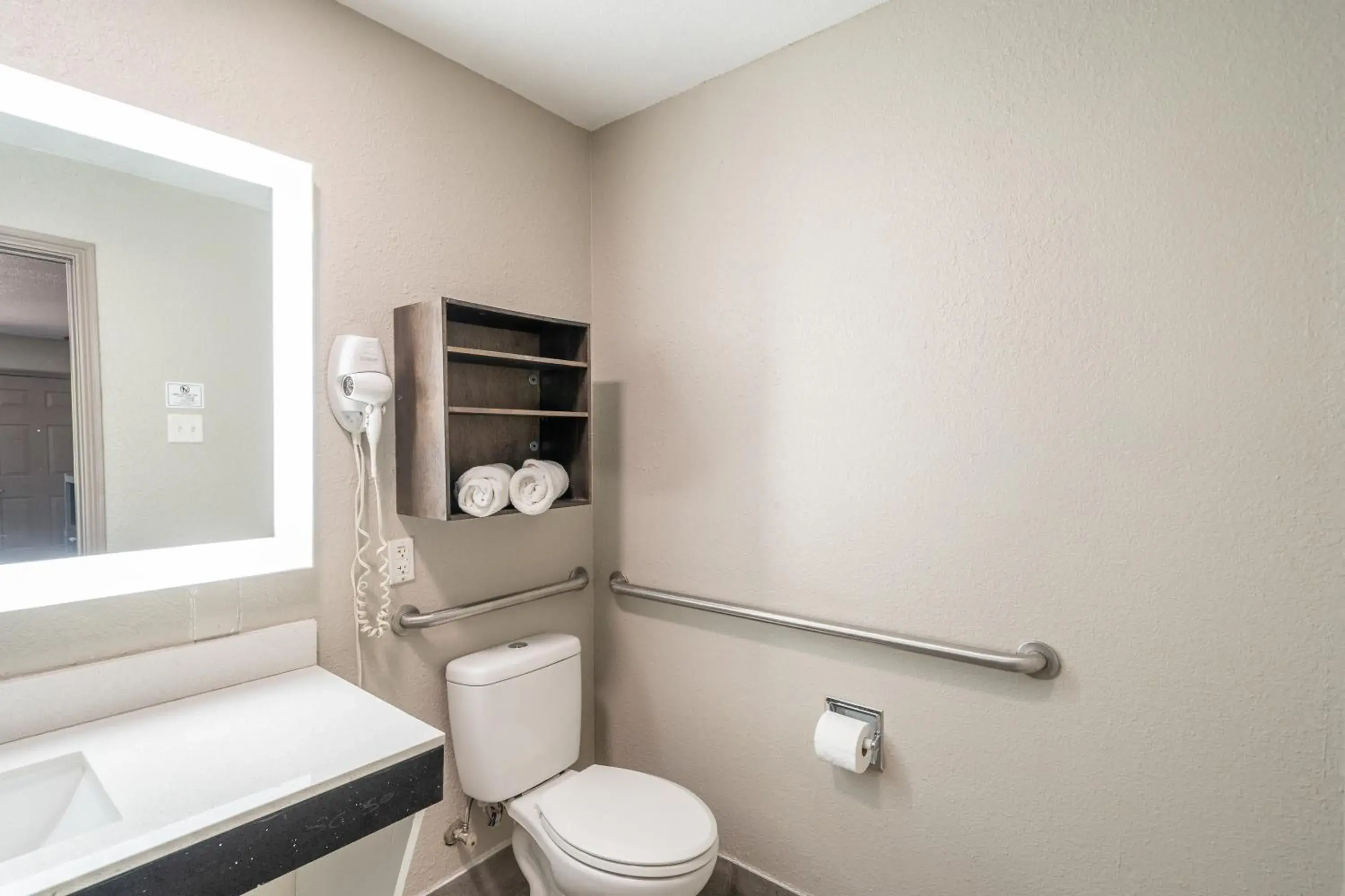 King Room with Roll-In Shower - Mobility/Hearing Accessible - Non-Smoking in Super 8 by Wyndham San Antonio/Riverwalk Area King Room with Roll-In Shower - Mobility/Hearing Accessible - Non-Smoking in Super 8 by Wyndham San Antonio/Riverwalk Area