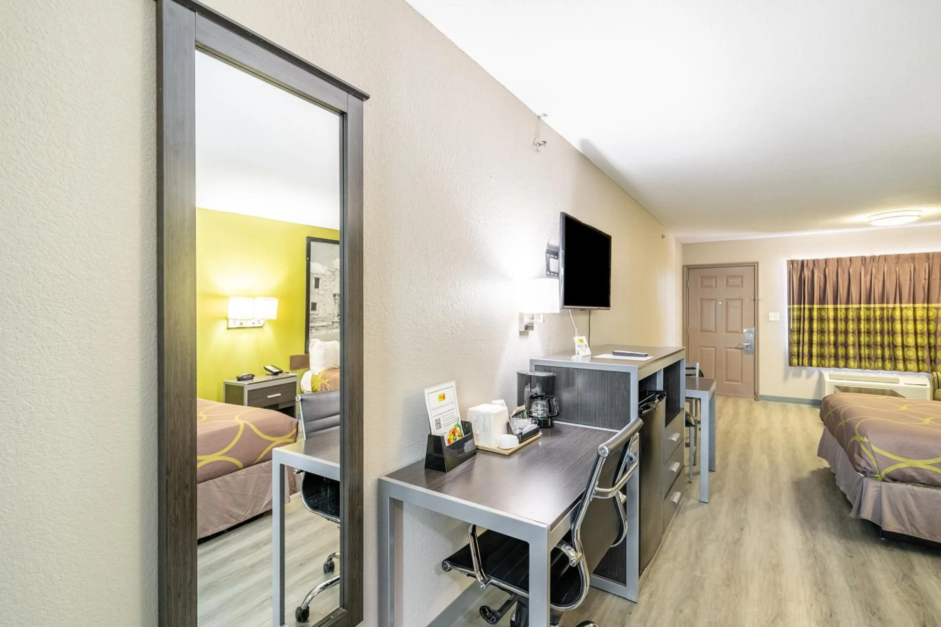 TV and multimedia, Bed in Super 8 by Wyndham San Antonio/Riverwalk Area