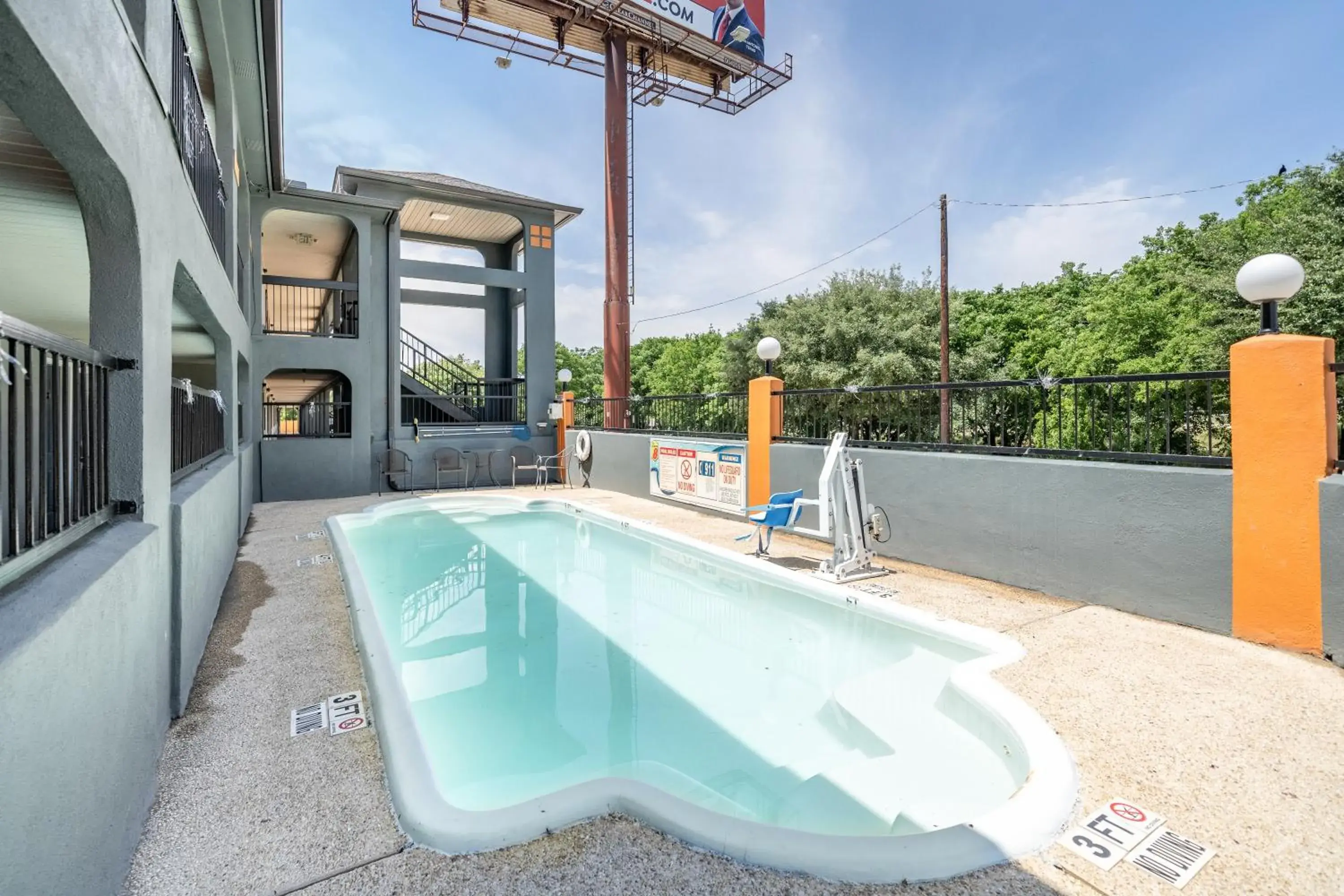 Swimming pool in Super 8 by Wyndham San Antonio/Riverwalk Area Swimming pool in Super 8 by Wyndham San Antonio/Riverwalk Area