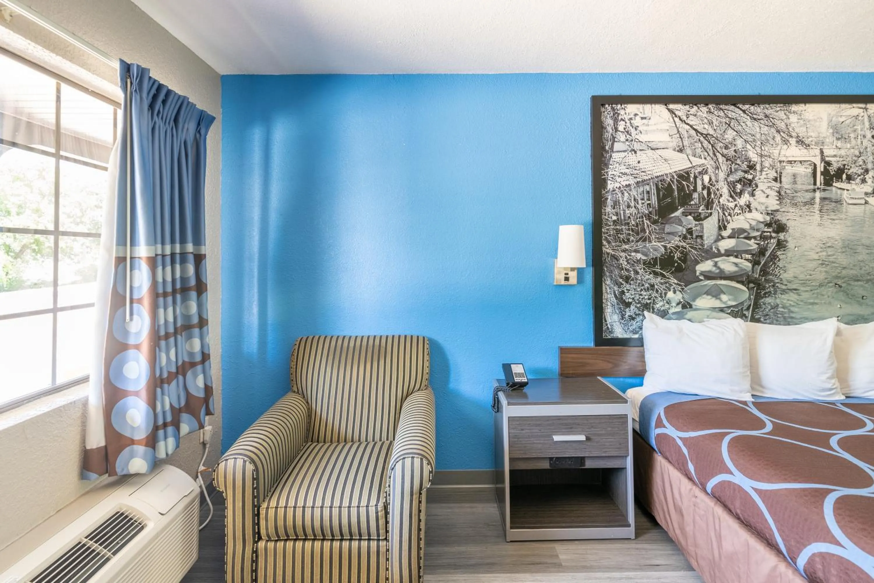 Seating area, Bed in Super 8 by Wyndham San Antonio/Riverwalk Area