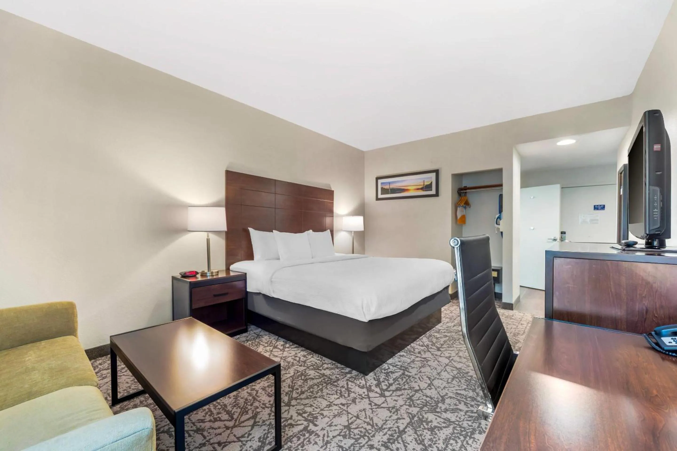 Bedroom, Bed in Quality Inn & Suites NJ State Capital Area