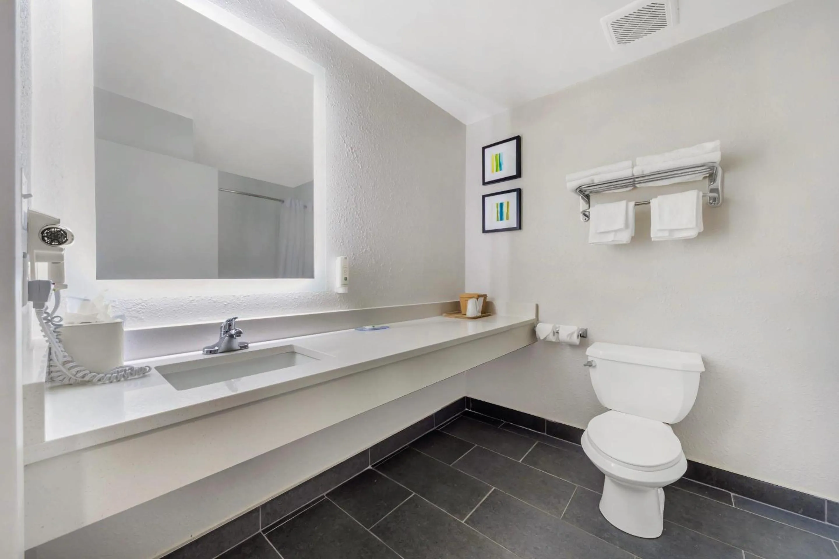 Bedroom in Quality Inn & Suites NJ State Capital Area