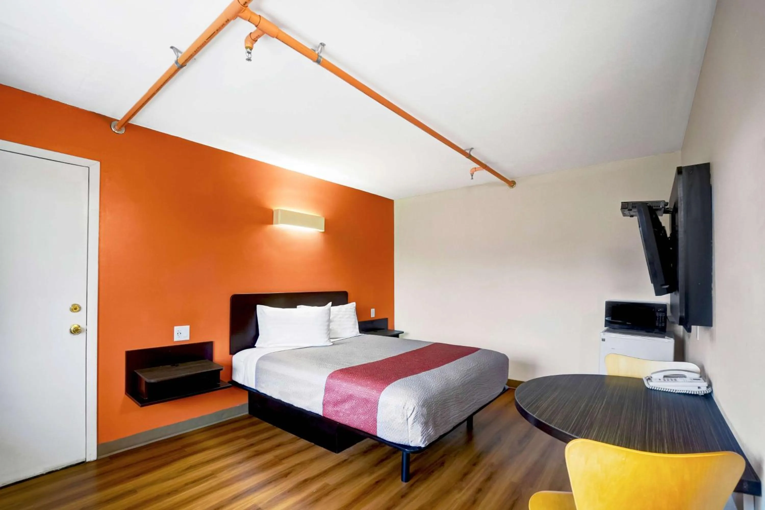 Photo of the whole room, Bed in Motel 6-Ilion, NY