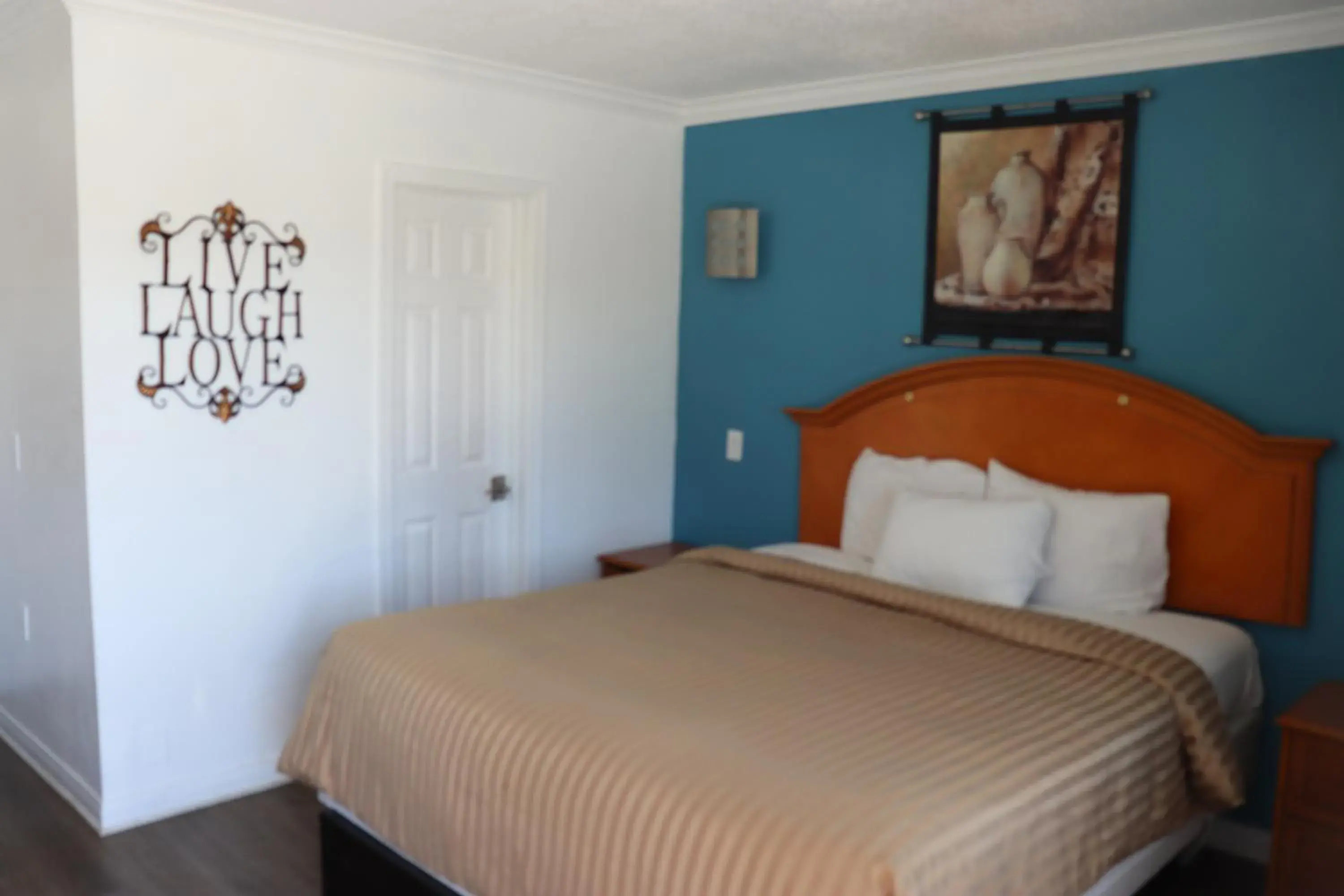 Photo of the whole room, Bed in El Dorado Motel
