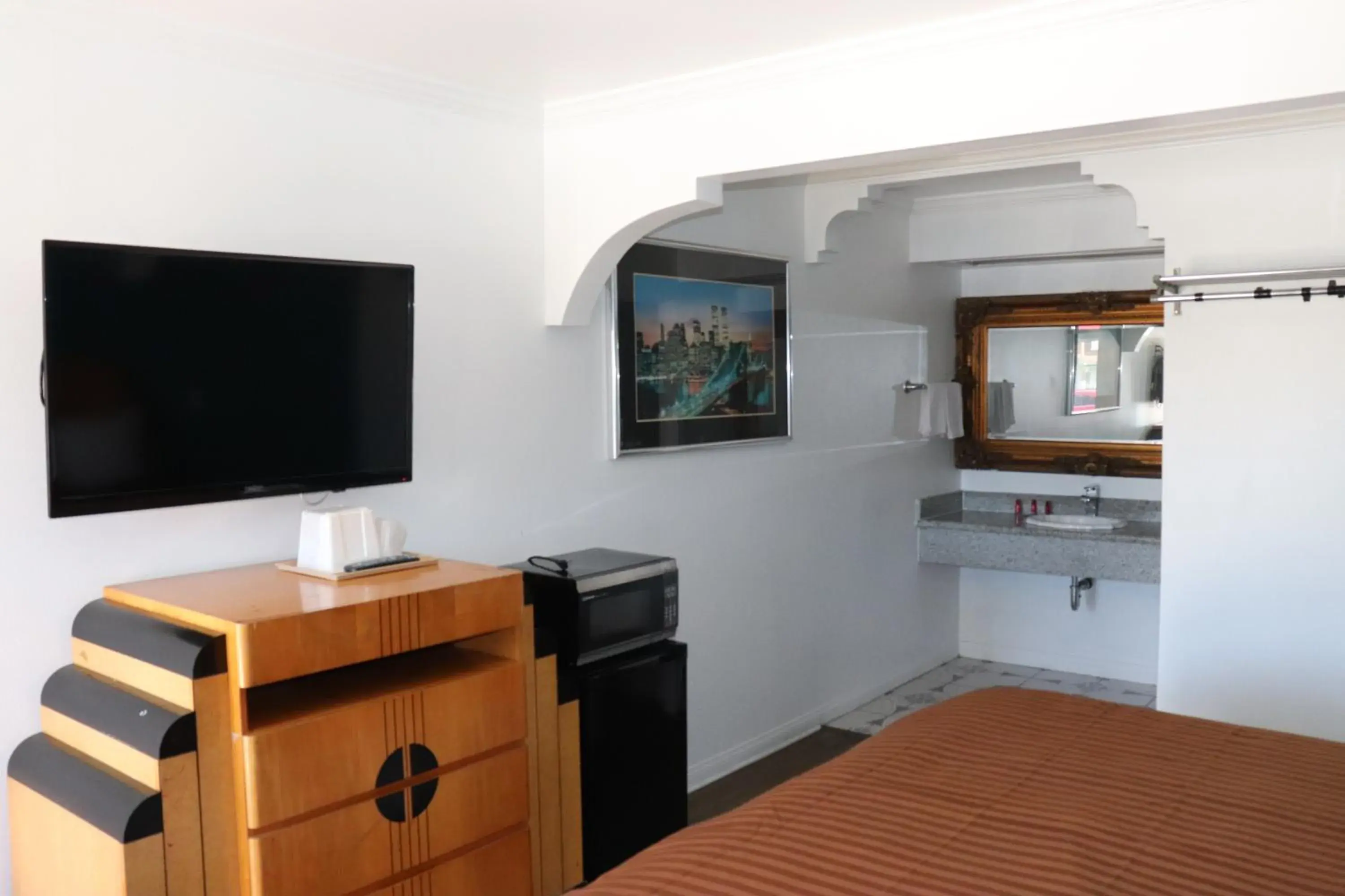 Communal lounge/ TV room, Bed in El Dorado Motel