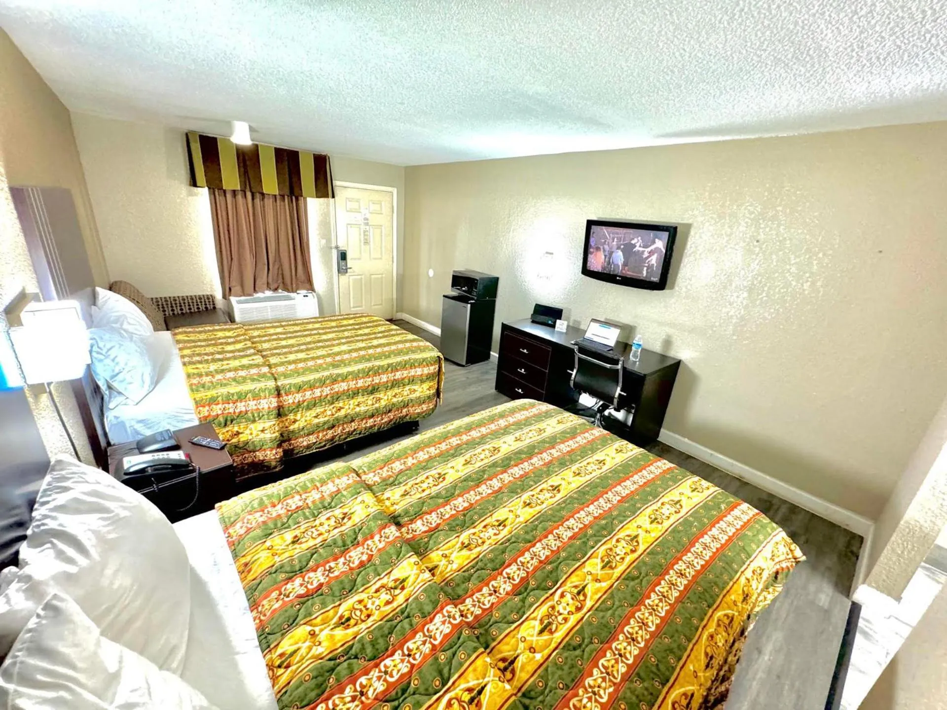 Communal lounge/ TV room, Bed in Rodeway Inn Expo Center