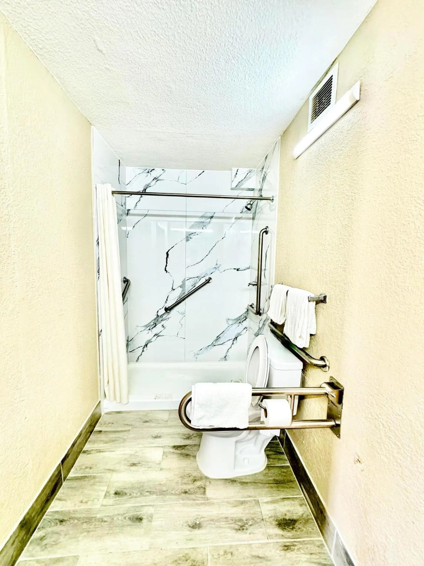 Shower in Rodeway Inn Expo Center