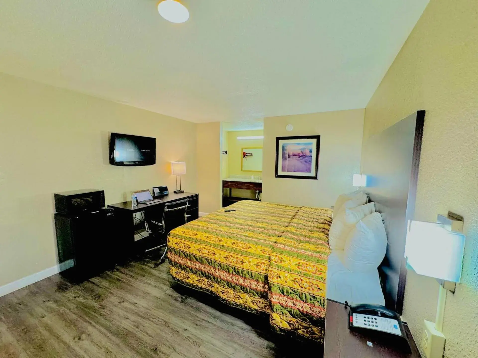 Communal lounge/ TV room, Bed in Rodeway Inn Expo Center Communal lounge/ TV room, Bed in Rodeway Inn Expo Center