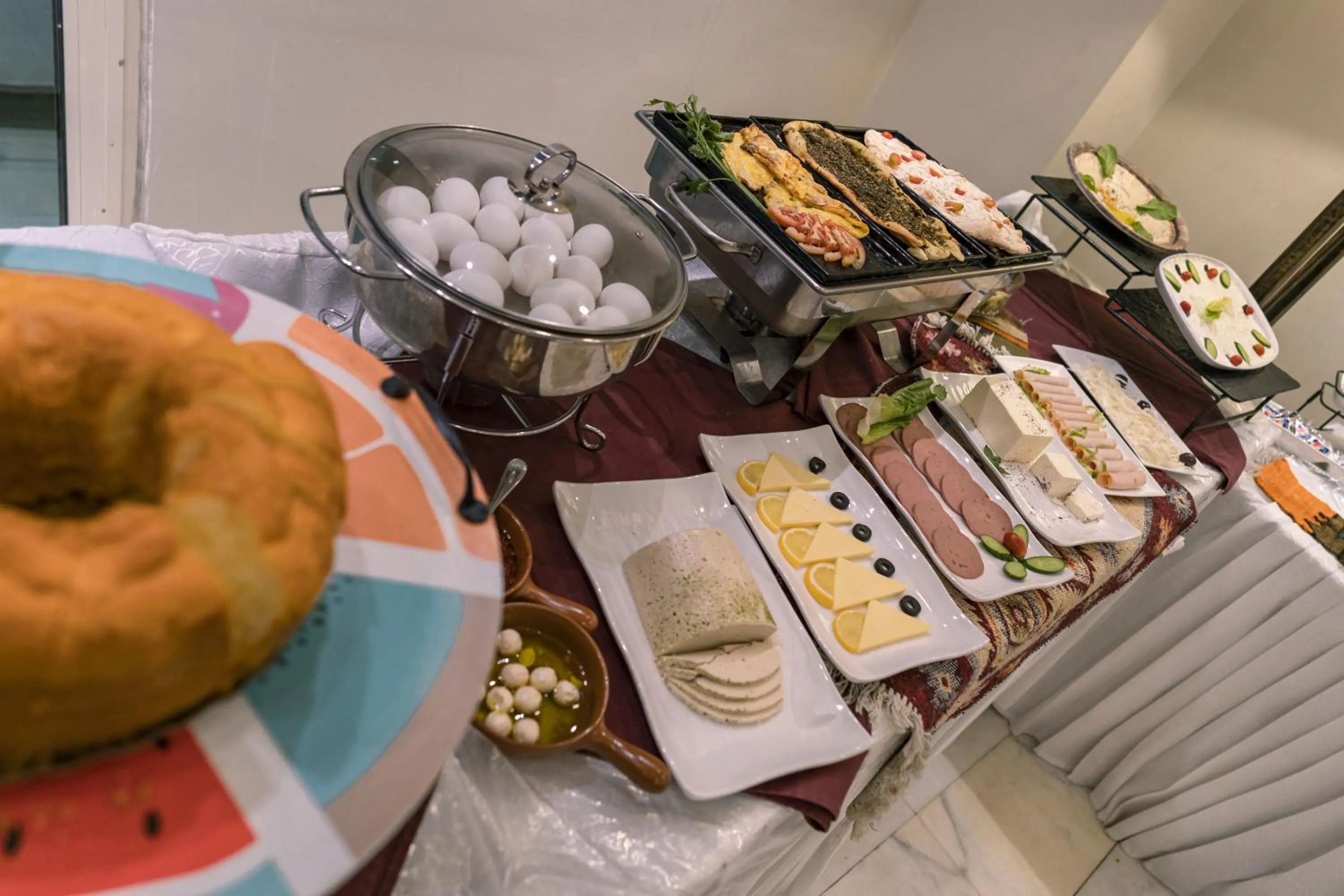 Restaurant/places to eat in Kindi Suite Hotel