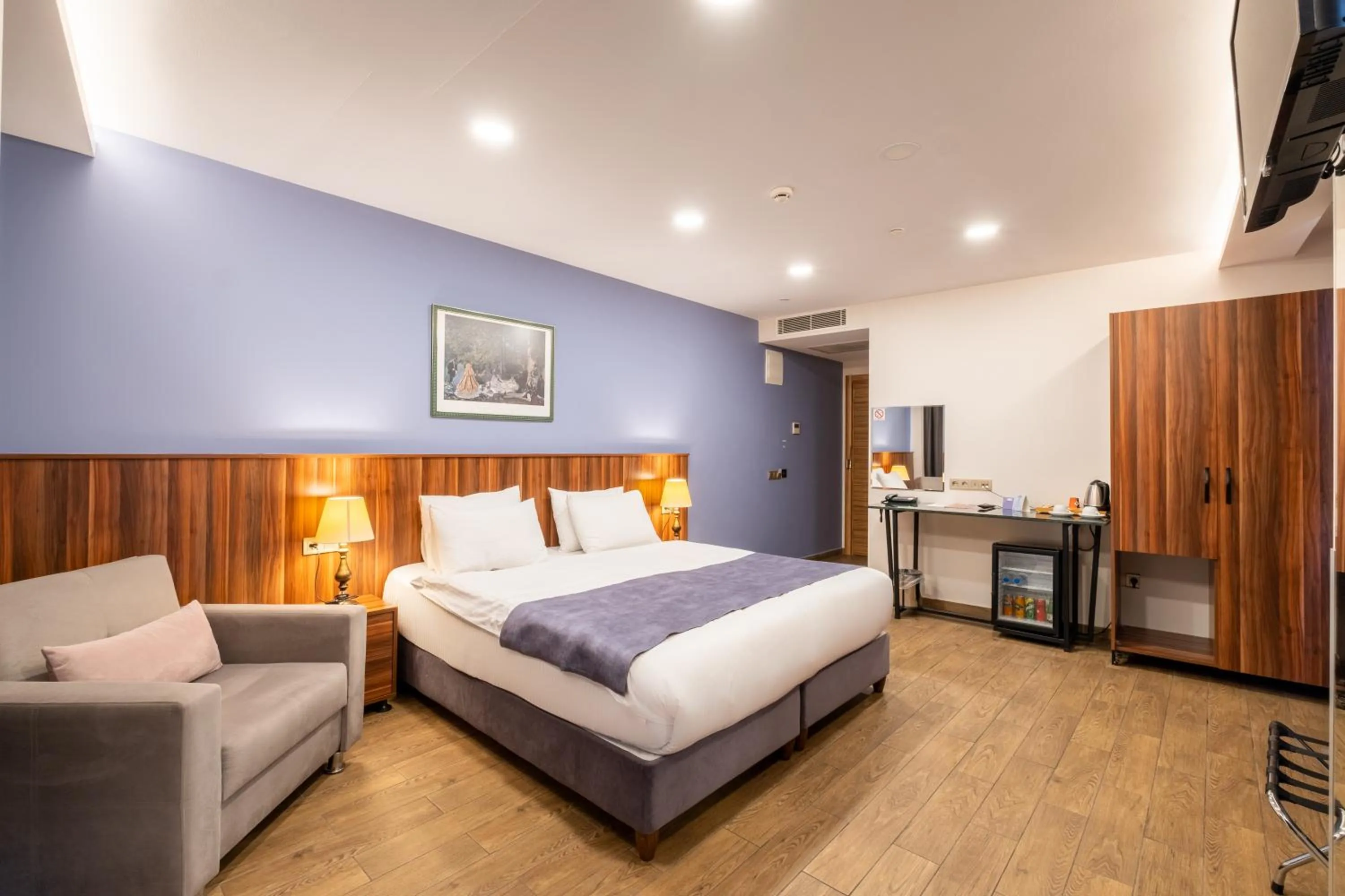 Kitchen or kitchenette, Bed in La Wisteria Boutique Hotel Istanbul