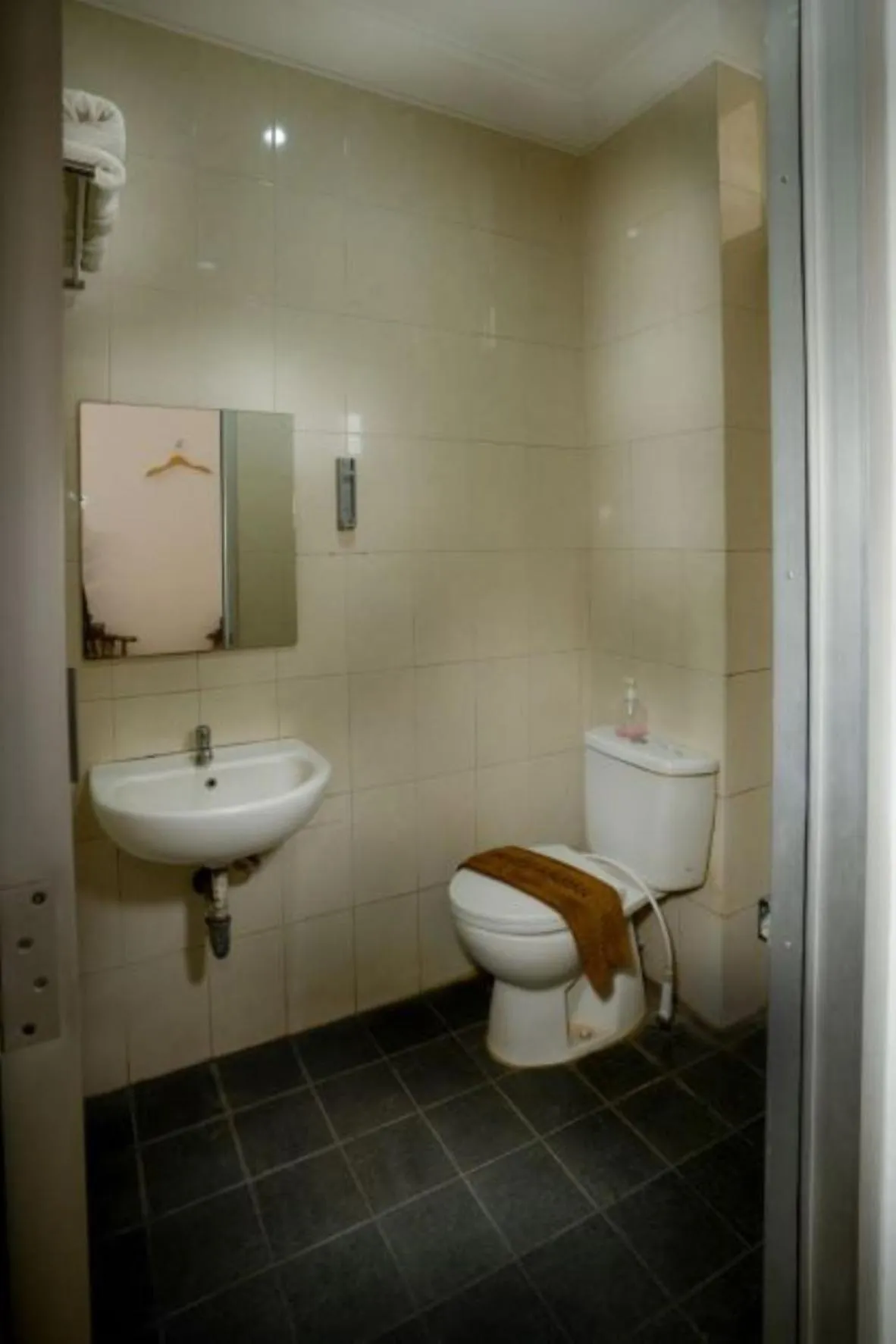 Bathroom in Hotel Poncowinatan - Tugu