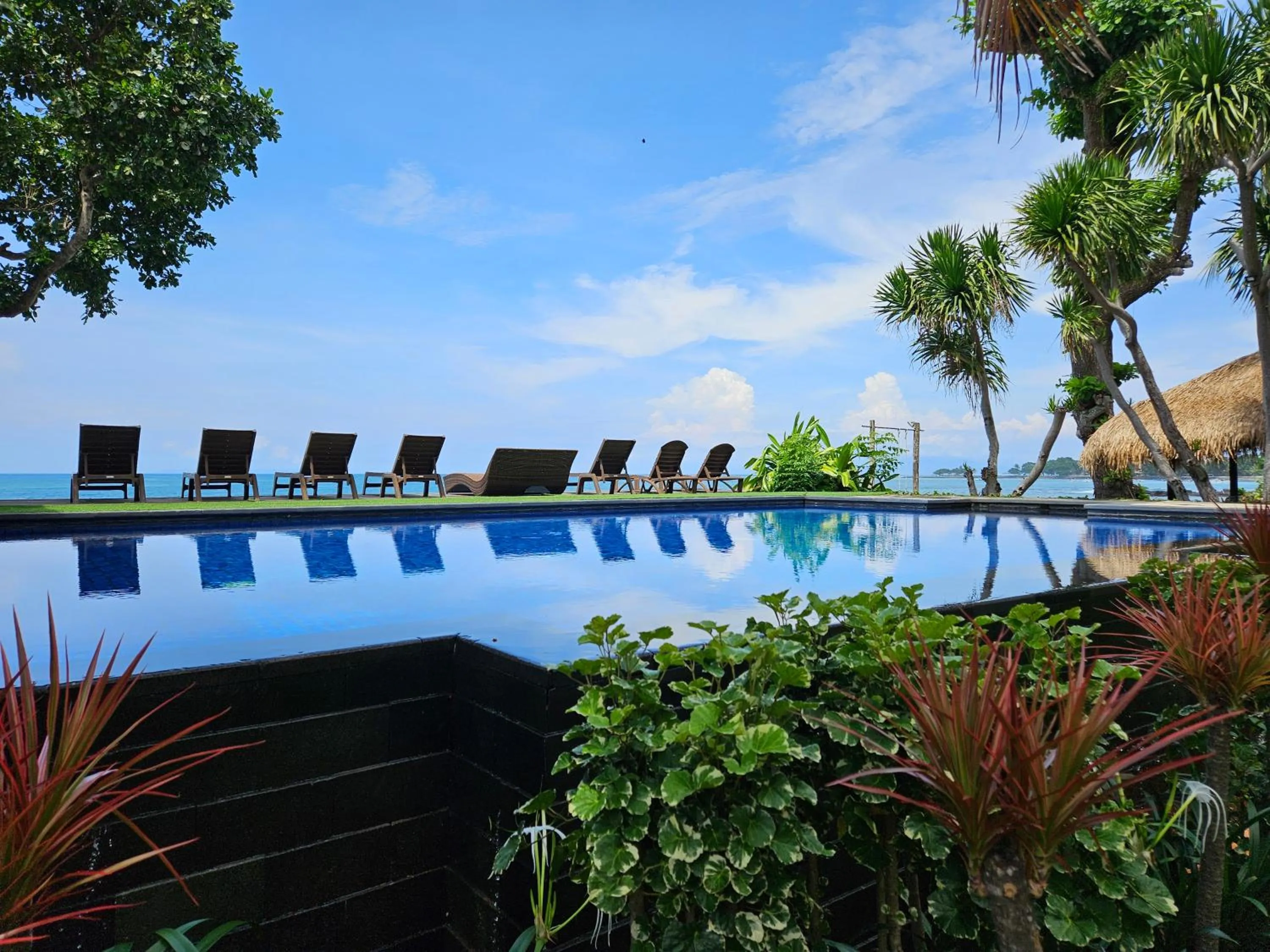 Swimming pool in Sunsethouse Lombok
