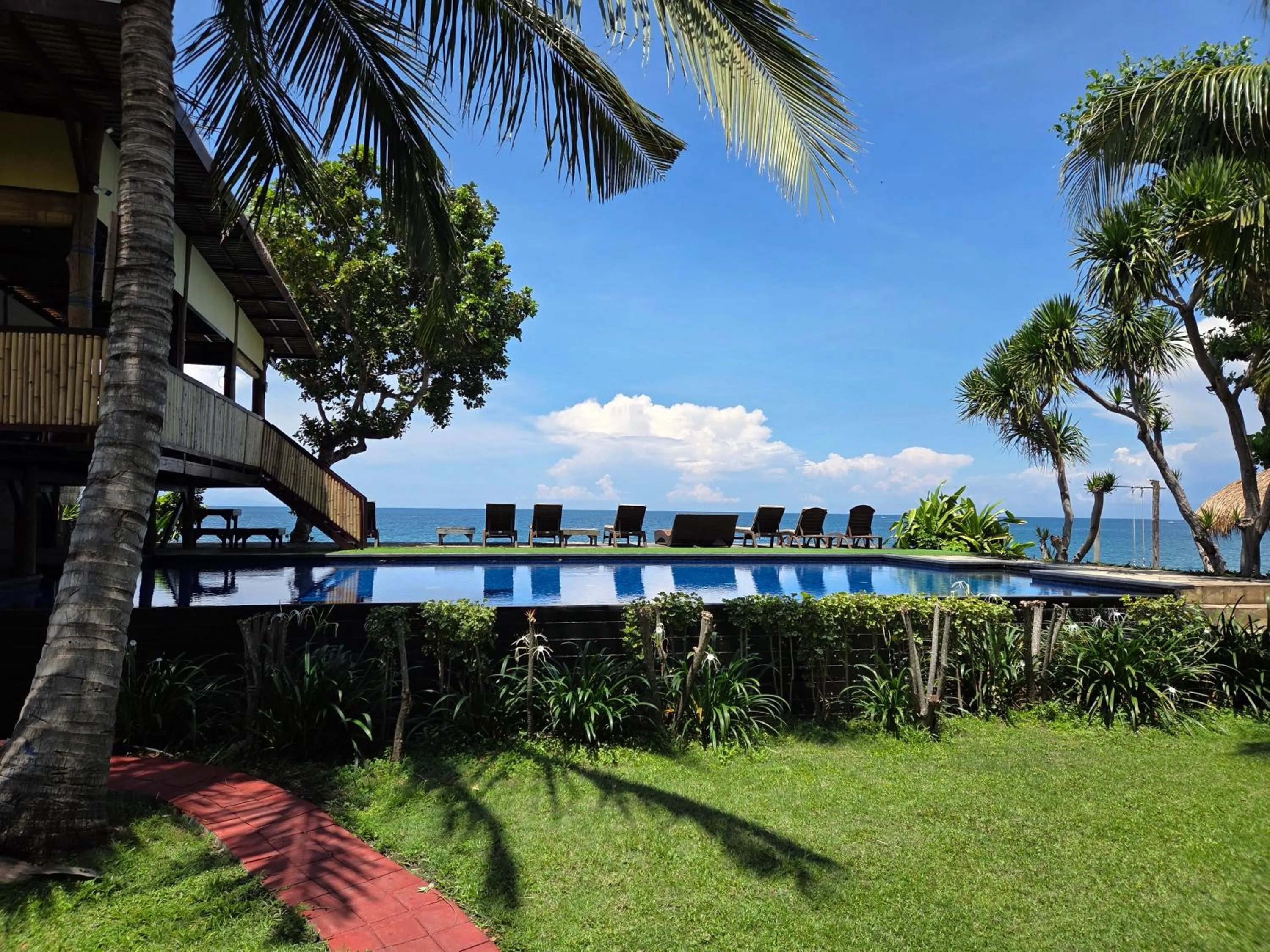 Swimming pool in Sunsethouse Lombok